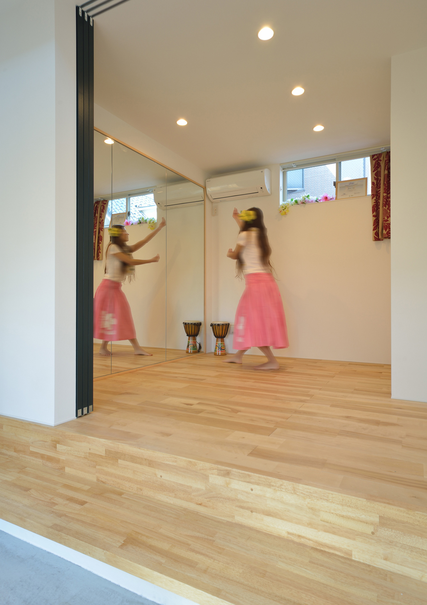 鏡張りでフローリングの部屋・デザイン住宅 注文住宅・デザイン住宅建築実例_『CASE489 Alohaにあふれる家』_フリースペース