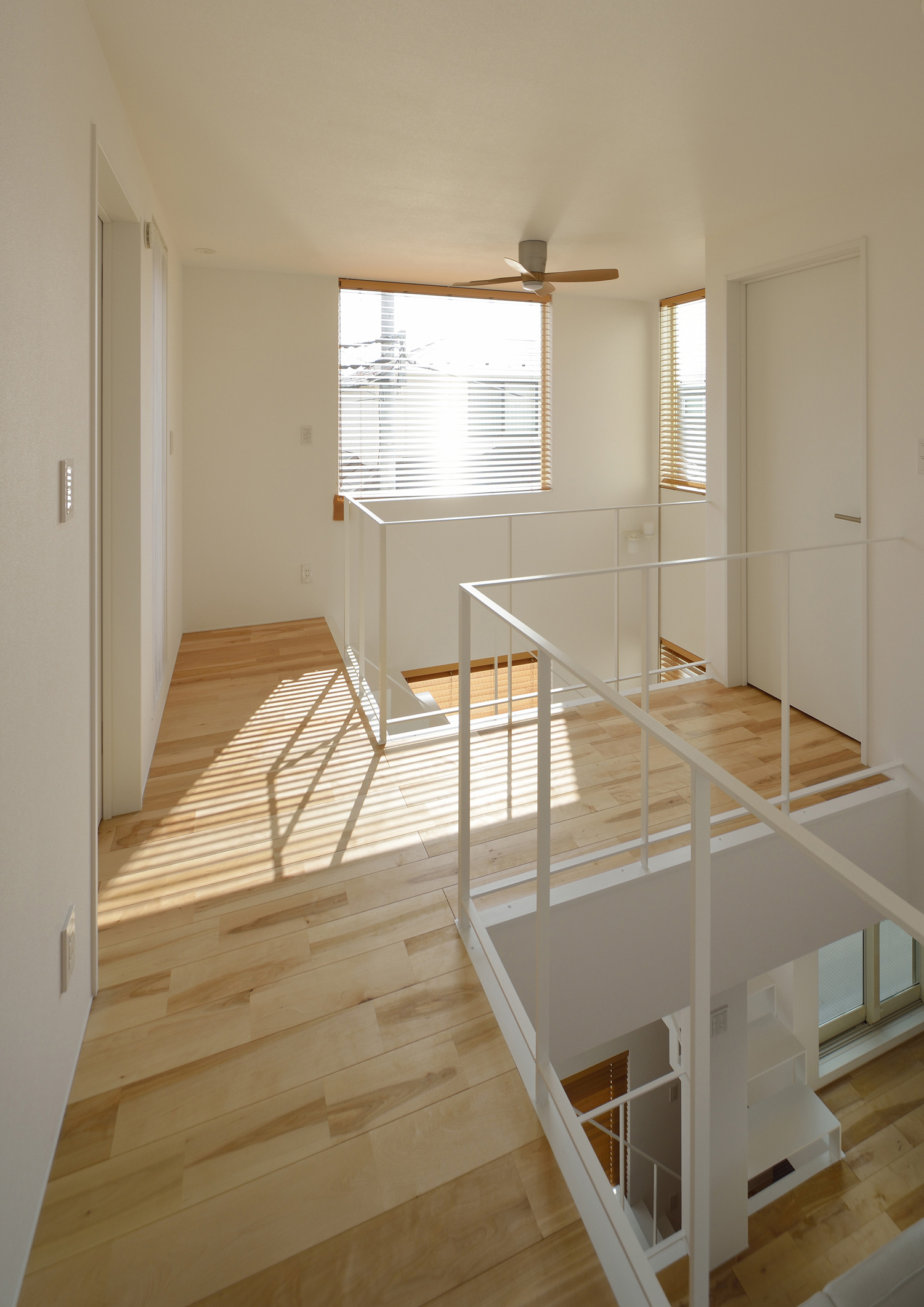 二か所に吹き抜けがある明るく開放的な二階のフロア・デザイン住宅 注文住宅・デザイン住宅建築実例_『CASE489 Alohaにあふれる家』_廊下