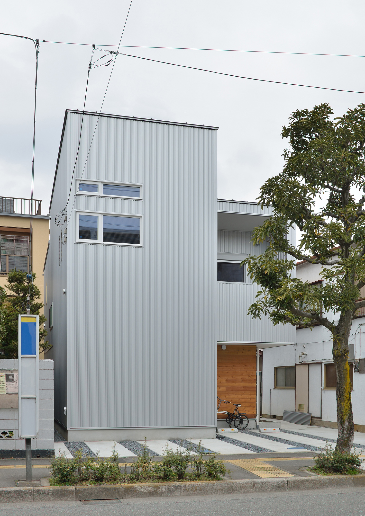 シルバーのガルバリウム鋼板の外壁の住まい・デザイン住宅 注文住宅・デザイン住宅建築実例_『CASE492 スチールと木の家』_外観