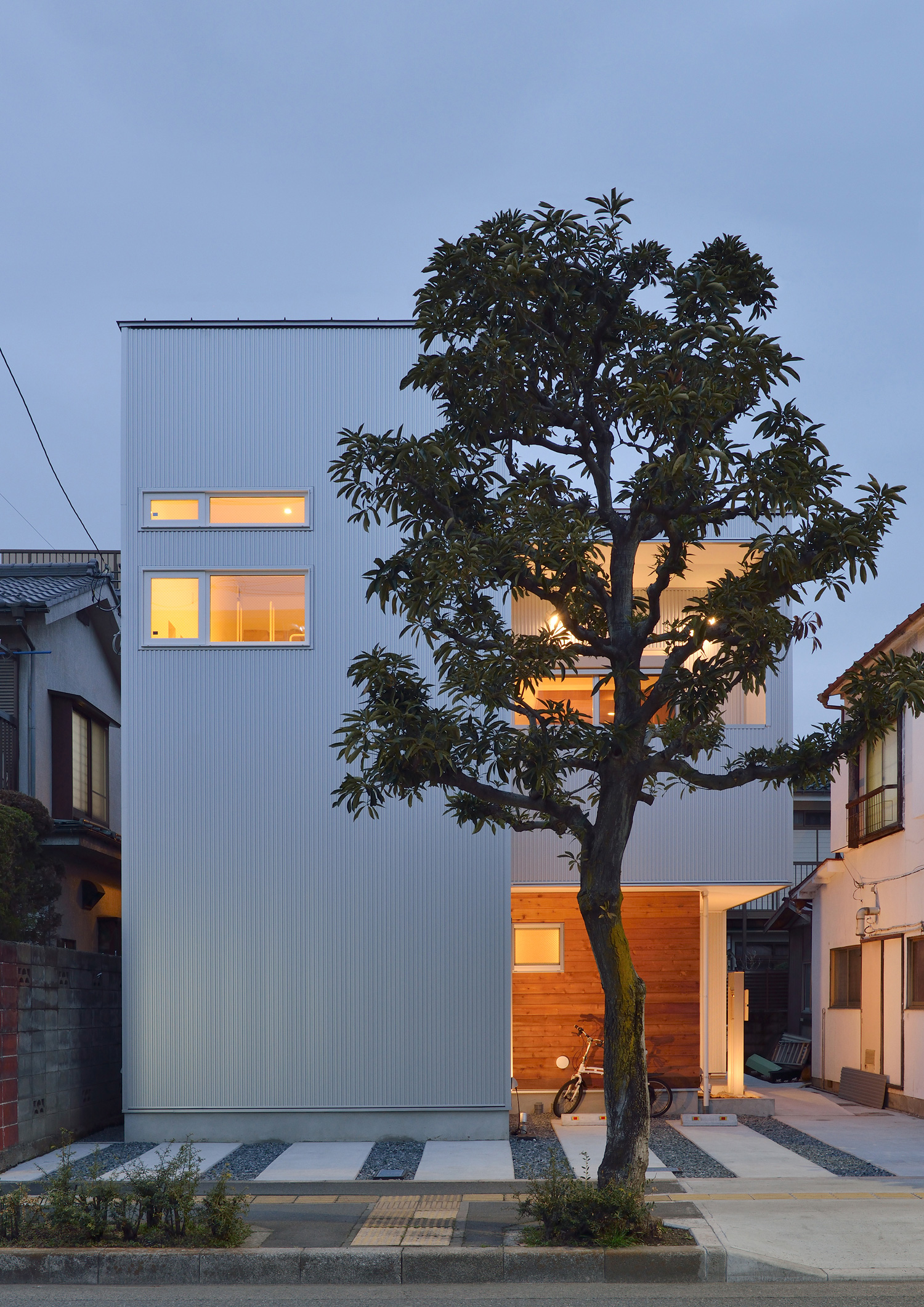 大きなシンボルツリーが家の前にあるおしゃれな外観・デザイン住宅 注文住宅・デザイン住宅建築実例_『CASE492 スチールと木の家』_外観