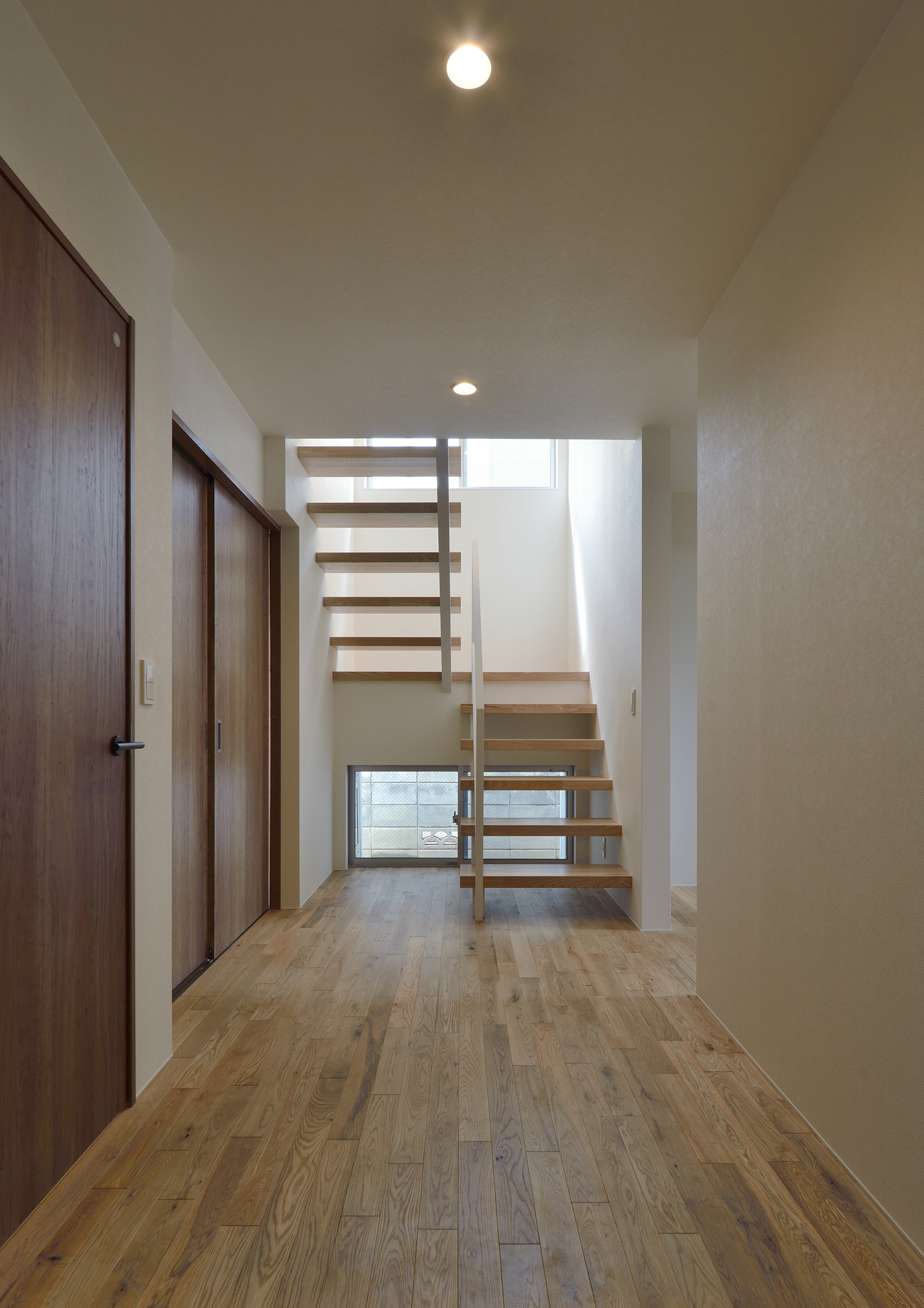 正面にスケルトン階段がある玄関・デザイン住宅 注文住宅・デザイン住宅建築実例_『CASE492 スチールと木の家』_玄関