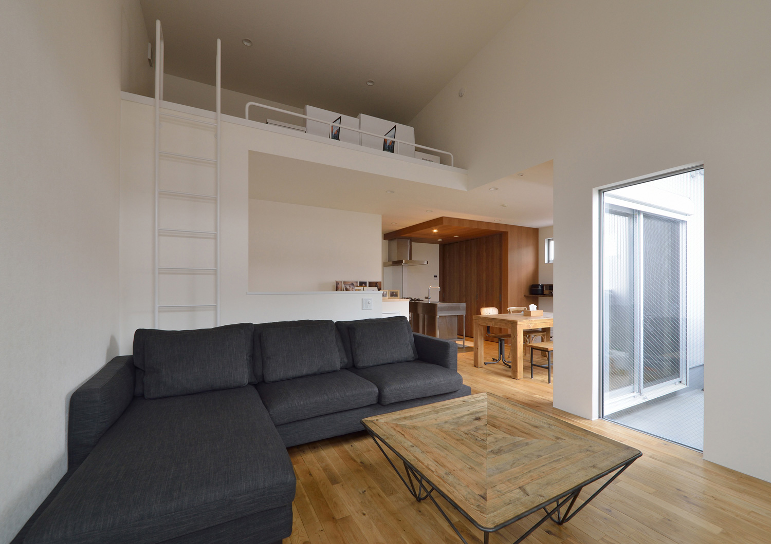 ロフトのある高天井の開放的なLDK・デザイン住宅 注文住宅・デザイン住宅建築実例_『CASE492 スチールと木の家』_LDK