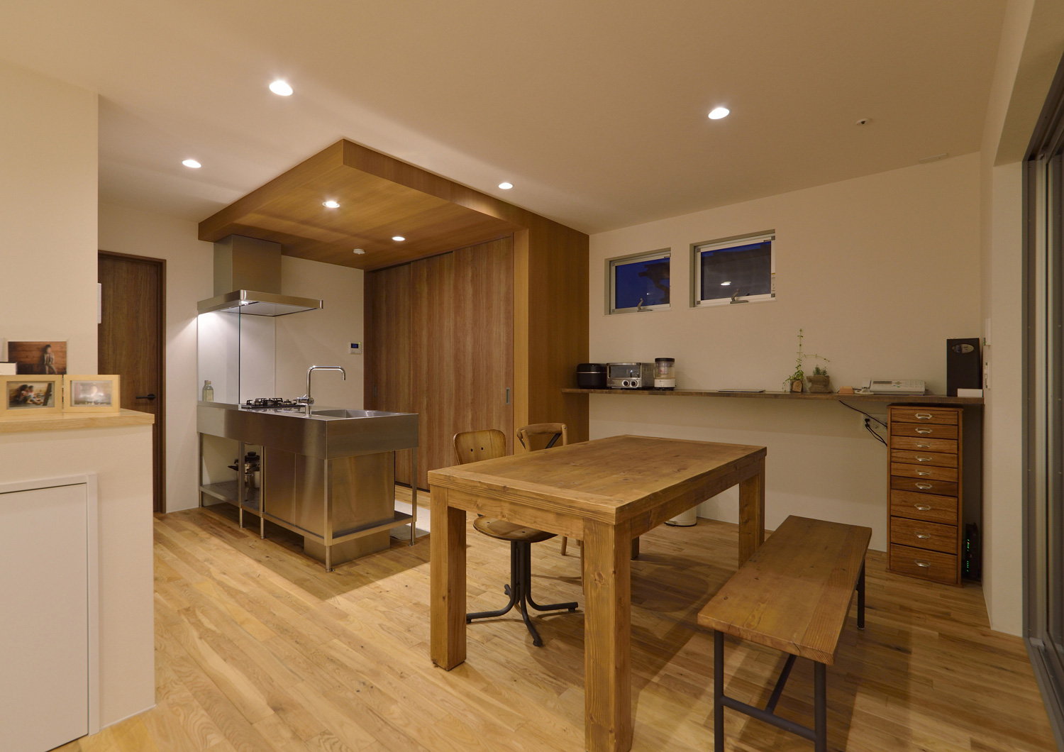 天井にダウンライトを取り付けた温かみのあるLDK・デザイン住宅 注文住宅・デザイン住宅建築実例_『CASE492 スチールと木の家』_LDK