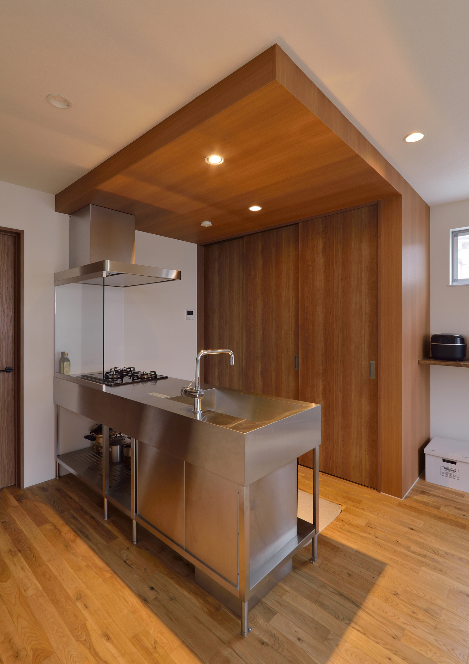 木の下がり天井と扉付きのカップボードがあるおしゃれなキッチン・デザイン住宅 注文住宅・デザイン住宅建築実例_『CASE492 スチールと木の家』_キッチン