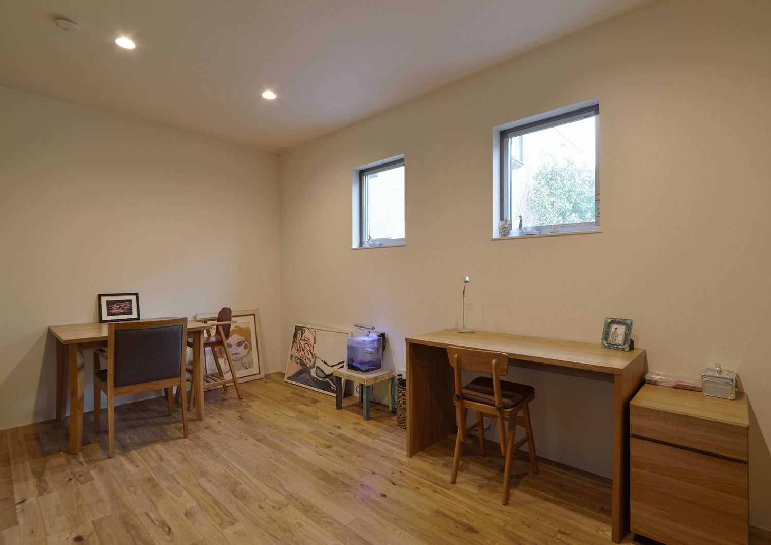 木の勉強机を置いたシンプルな子供部屋・デザイン住宅 注文住宅・デザイン住宅建築実例_『CASE492 スチールと木の家』_子供部屋