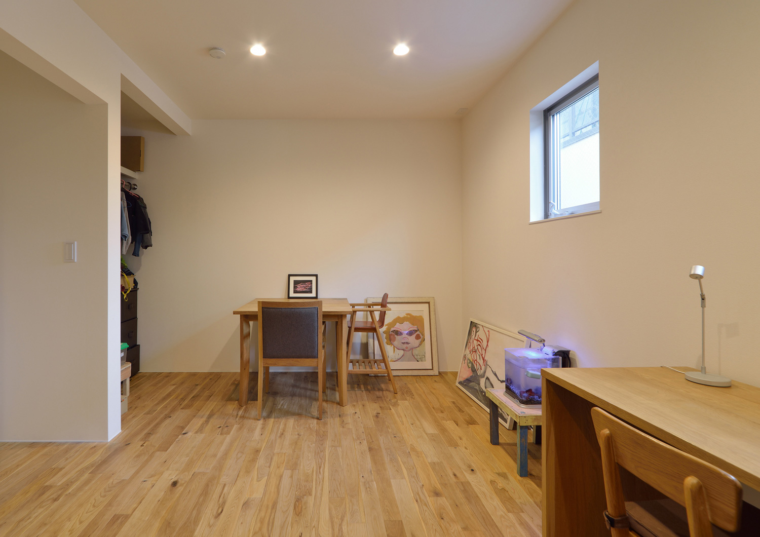 アートが飾られたシンプルでおしゃれな子供部屋・デザイン住宅 注文住宅・デザイン住宅建築実例_『CASE492 スチールと木の家』_子供部屋