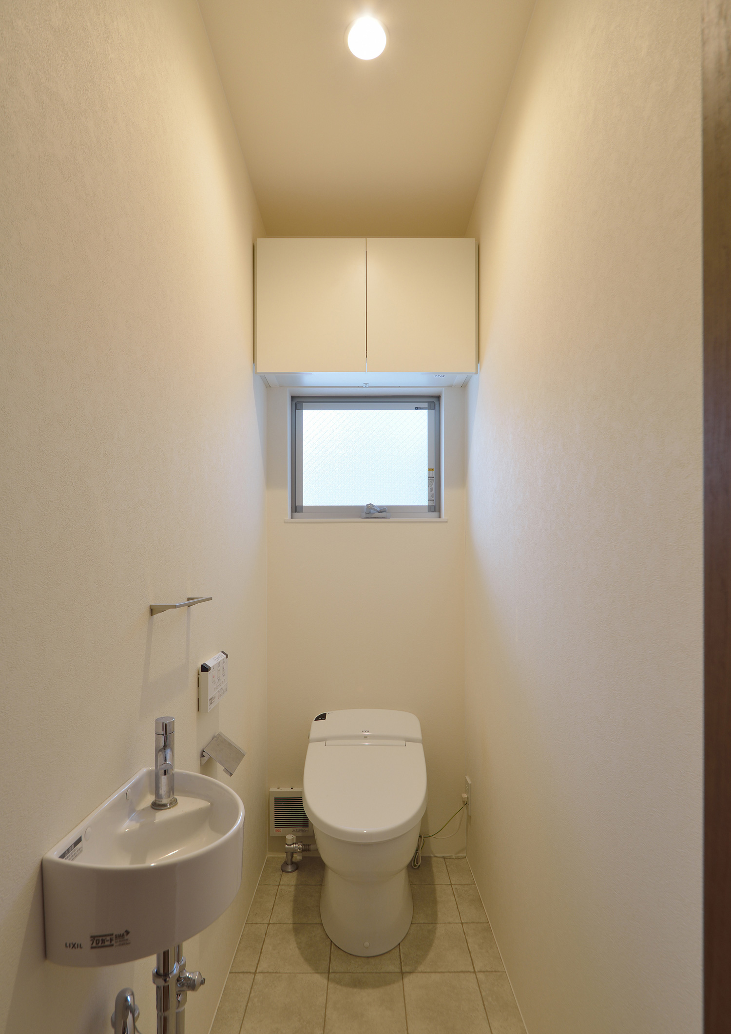 天井近くに収納を取り付けた薄型手洗いのあるシンプルなトイレ・デザイン住宅 注文住宅・デザイン住宅建築実例_『CASE492 スチールと木の家』_トイレ