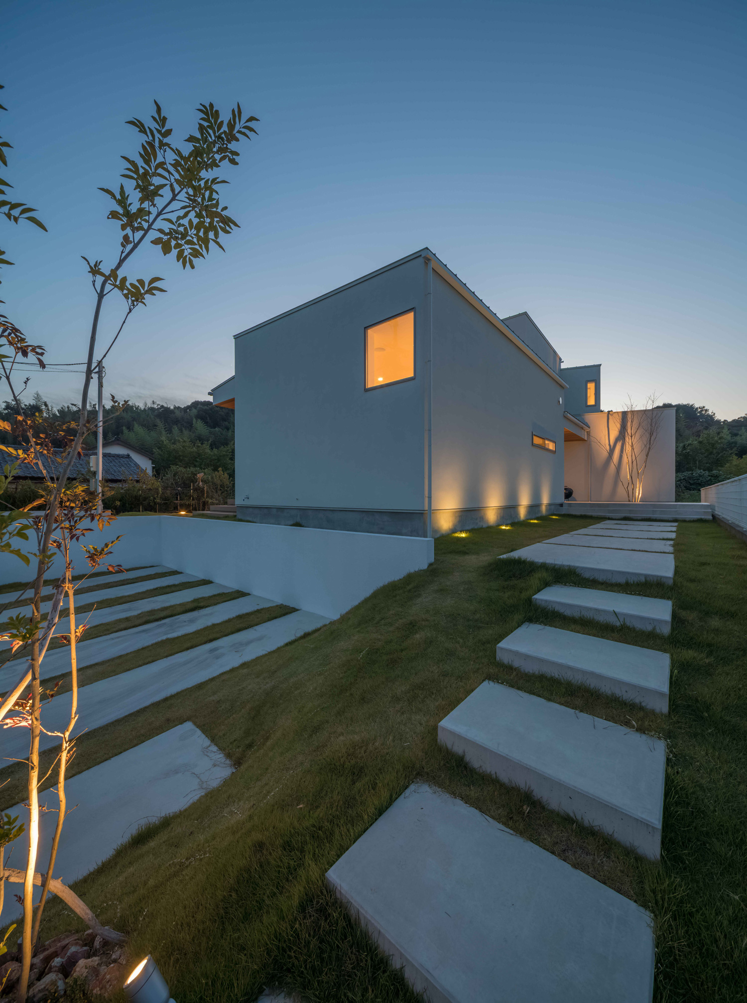 芝生にコンクリートのアプローチや植栽がある高級感のある外観の家・デザイン住宅 注文住宅・デザイン住宅建築実例_『CASE495 舞台の家』_外観