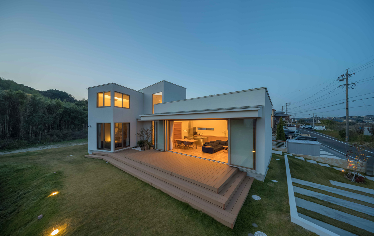 芝生とウッドデッキがある庭に面した開放的な家・デザイン住宅 注文住宅・デザイン住宅建築実例_『CASE495 舞台の家』_外観