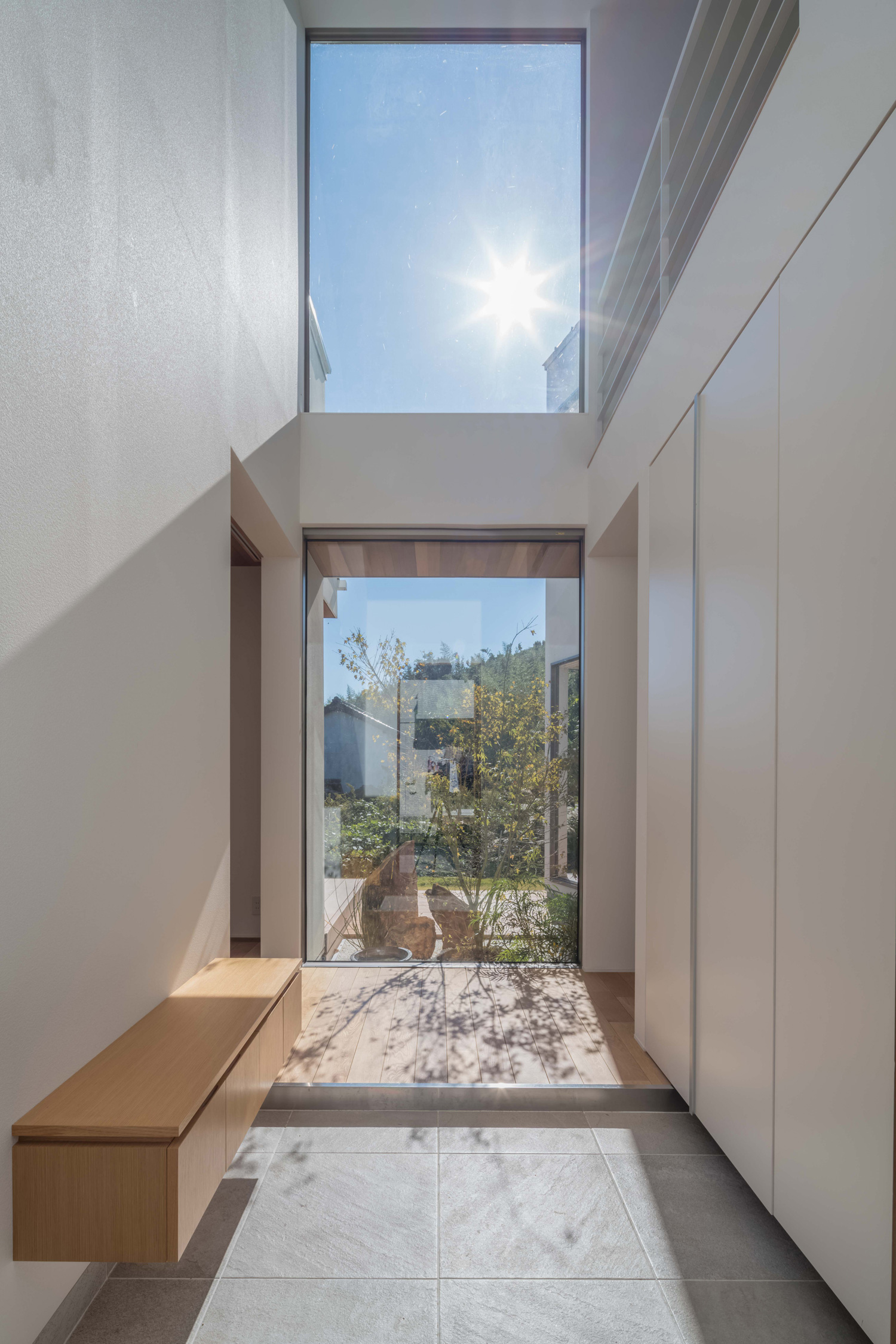 大きな窓から光が入る吹き抜けの明るい玄関・デザイン住宅 注文住宅・デザイン住宅建築実例_『CASE495 舞台の家』_玄関