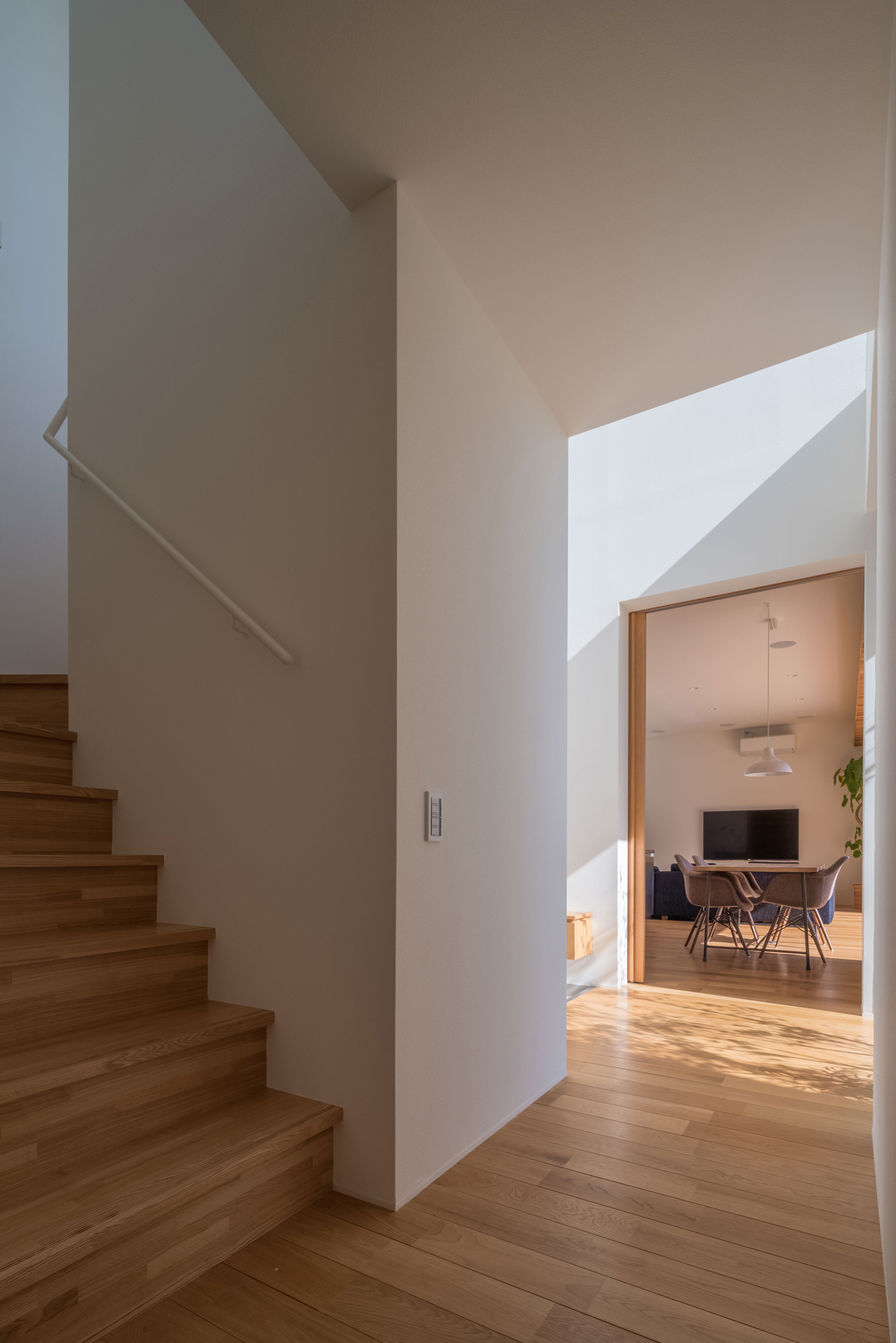 フローリングと繋がる木製の箱型階段・デザイン住宅 注文住宅・デザイン住宅建築実例_『CASE495 舞台の家』_階段