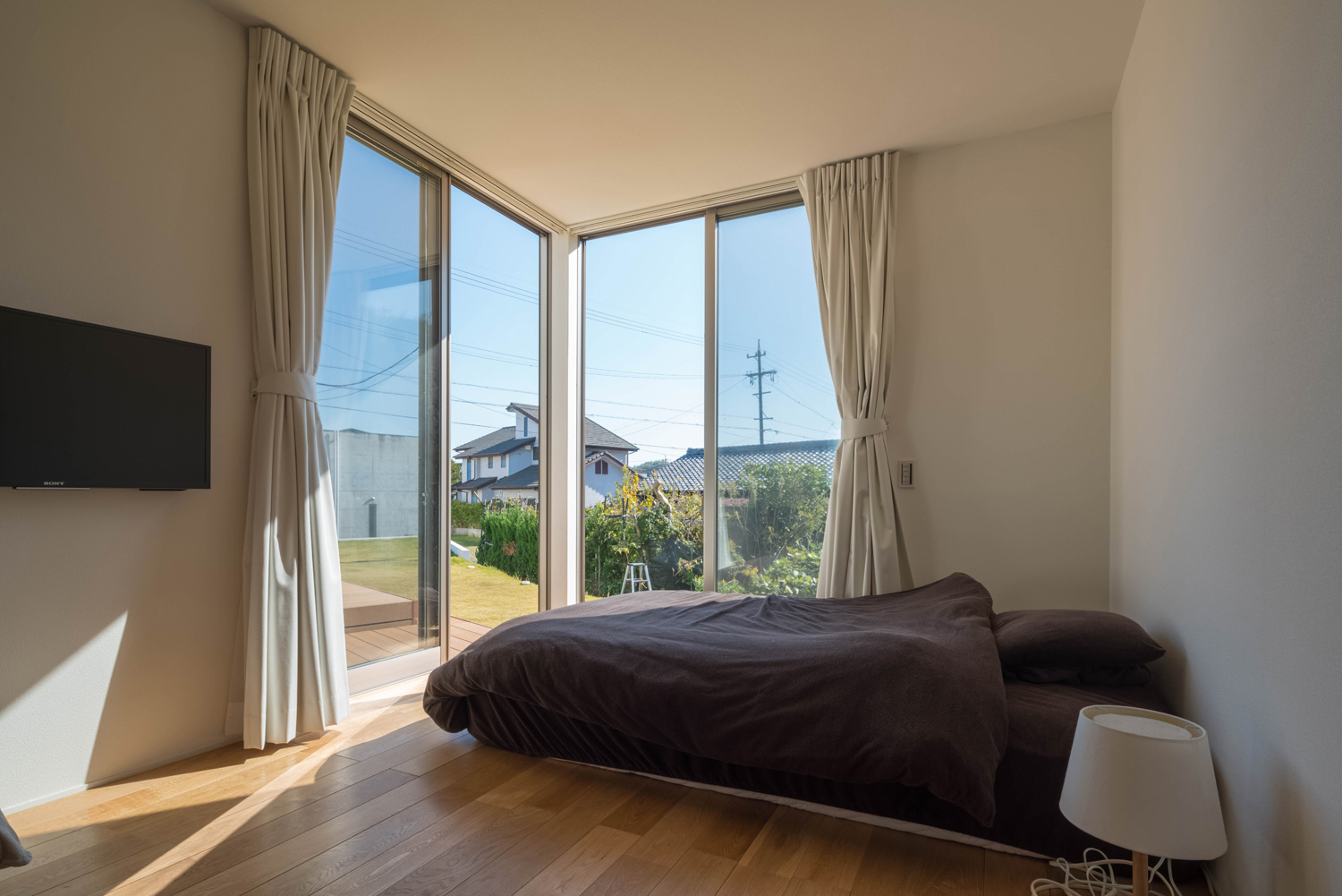 庭に囲まれた明るい寝室・デザイン住宅 注文住宅・デザイン住宅建築実例_『CASE495 舞台の家』_寝室