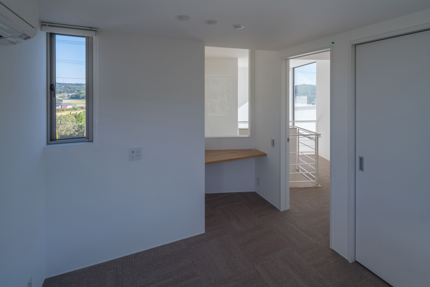 壁付けデスクのワークスペースがある子供部屋・デザイン住宅 注文住宅・デザイン住宅建築実例_『CASE495 舞台の家』_子供部屋