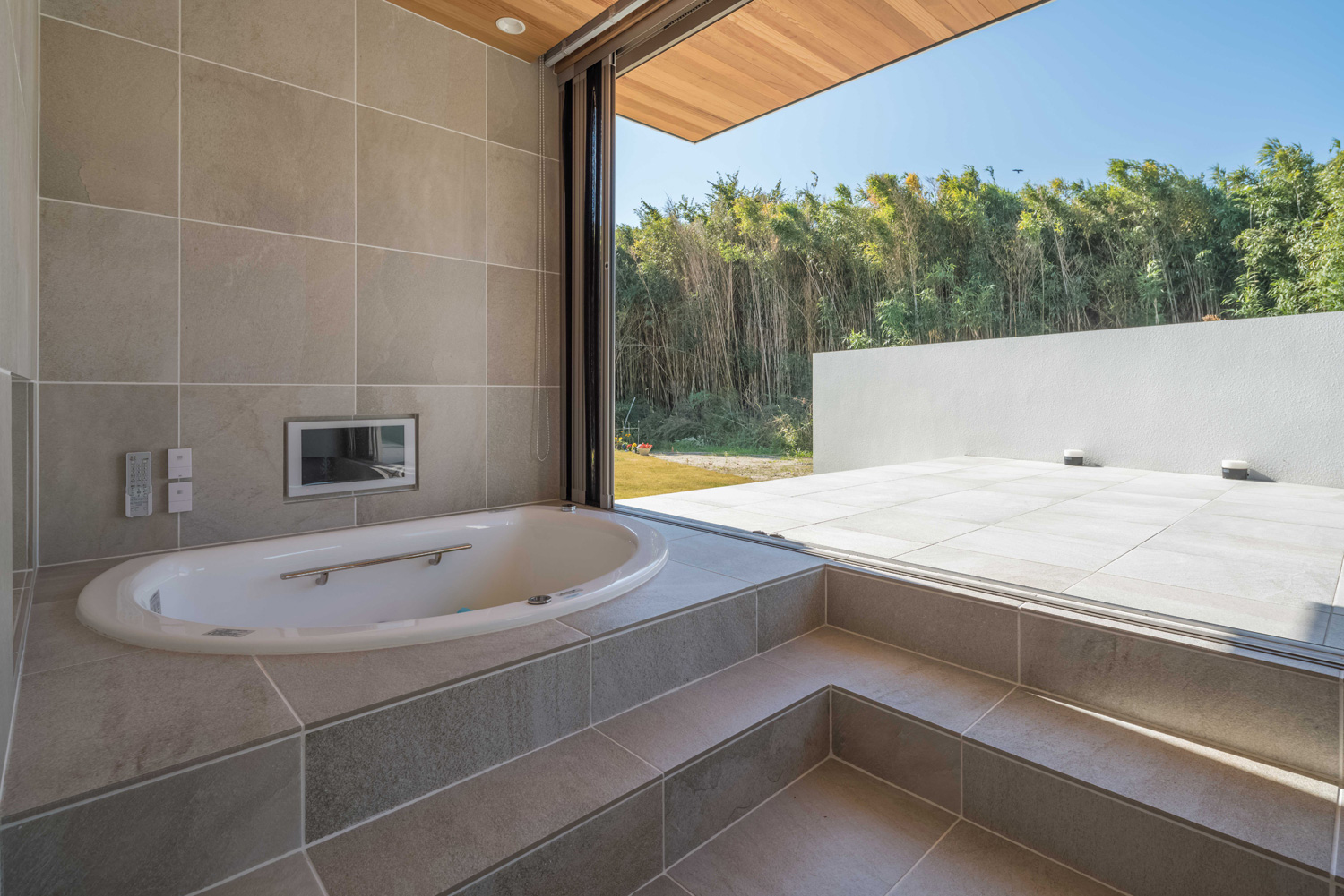 テラスに面した丸い浴槽のおしゃれで開放的な浴室・デザイン住宅 注文住宅・デザイン住宅建築実例_『CASE495 舞台の家』_浴室・洗面所