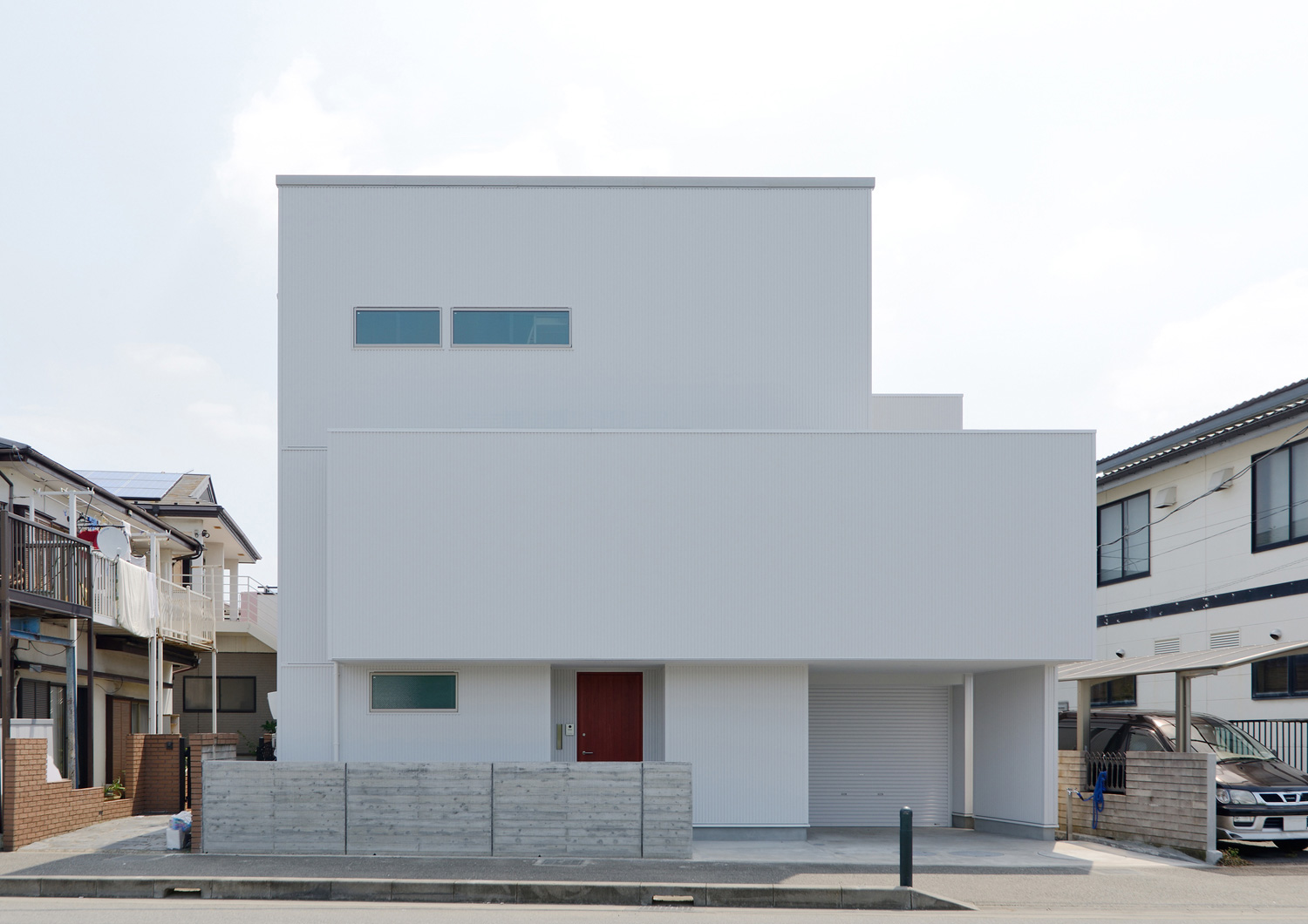 デザイン住宅建築実例_外観・注文住宅『CASE498 シロイイエ』の建築実例・施⼯例の写真・建物外観全体 注文住宅・デザイン住宅建築実例_『CASE498 シロイイエ』_外観