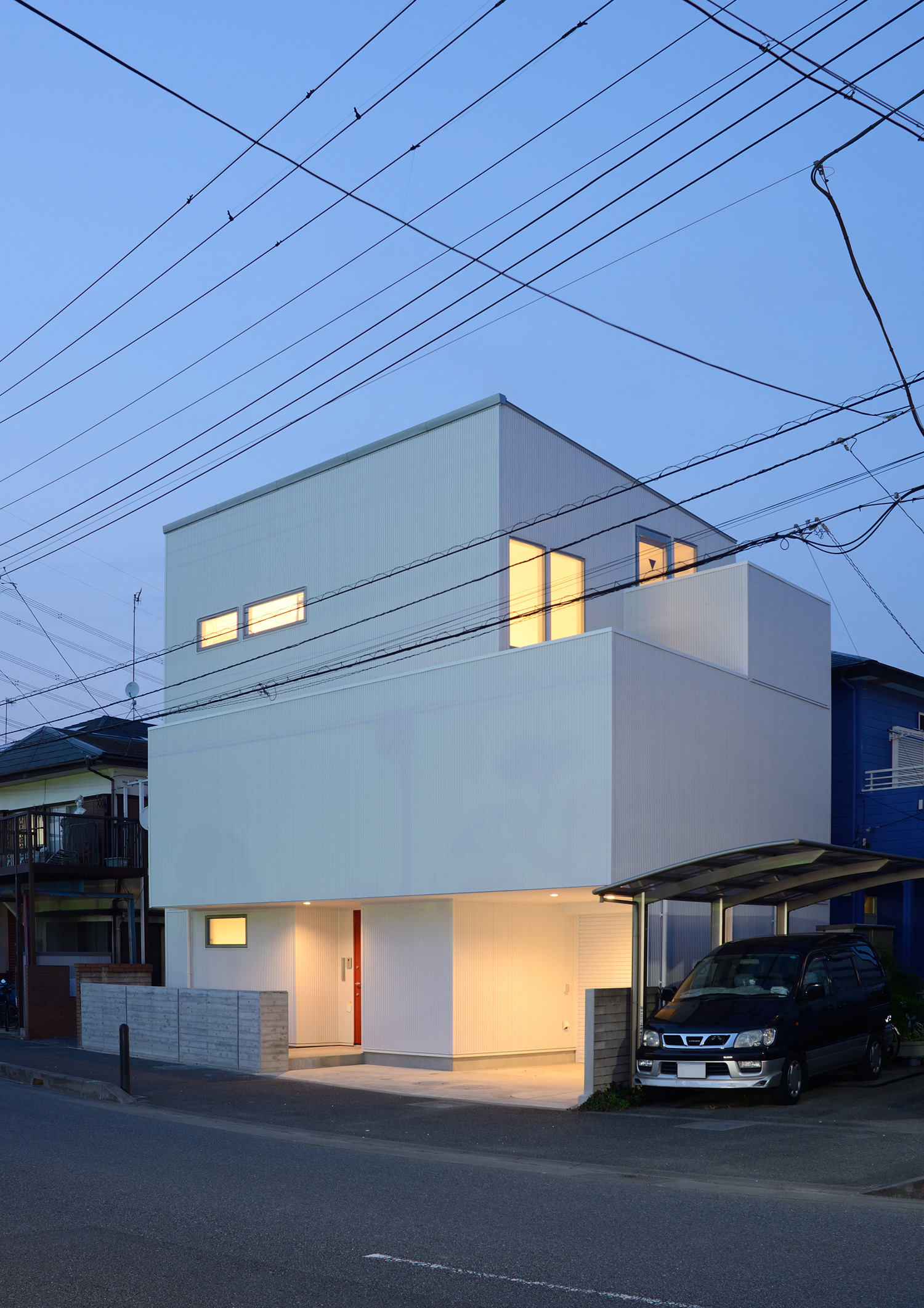 白い外壁でバルコニーのある住まい・デザイン住宅 注文住宅・デザイン住宅建築実例_『CASE498 シロイイエ』_外観