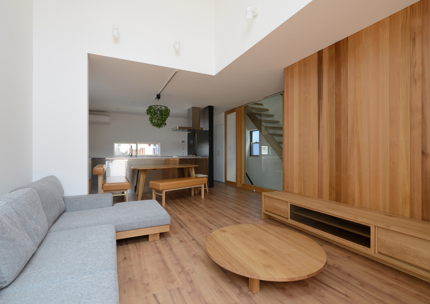 木のアクセントウォールやテレビボードがあるナチュラルなLDK・デザイン住宅 注文住宅・デザイン住宅建築実例_『CASE498 シロイイエ』_LDK