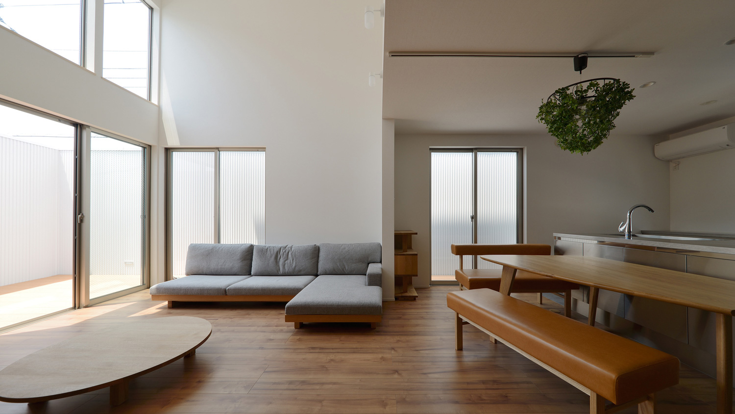 バルコニーに面した大きな窓がある吹き抜けのLDK・デザイン住宅 注文住宅・デザイン住宅建築実例_『CASE498 シロイイエ』_LDK