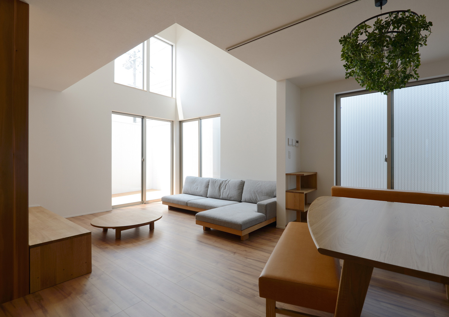 吹き抜けのある白と木材を使用した明るいLDK・デザイン住宅 注文住宅・デザイン住宅建築実例_『CASE498 シロイイエ』_LDK