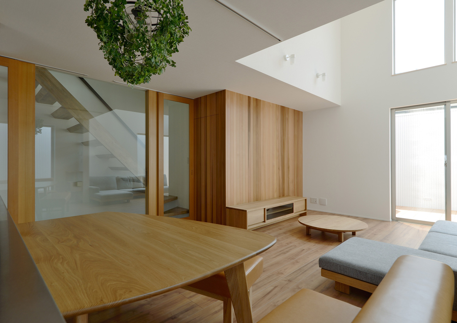 木のアクセントウォールや木のインテリアを使った温かみのあるLDK・デザイン住宅 注文住宅・デザイン住宅建築実例_『CASE498 シロイイエ』_LDK