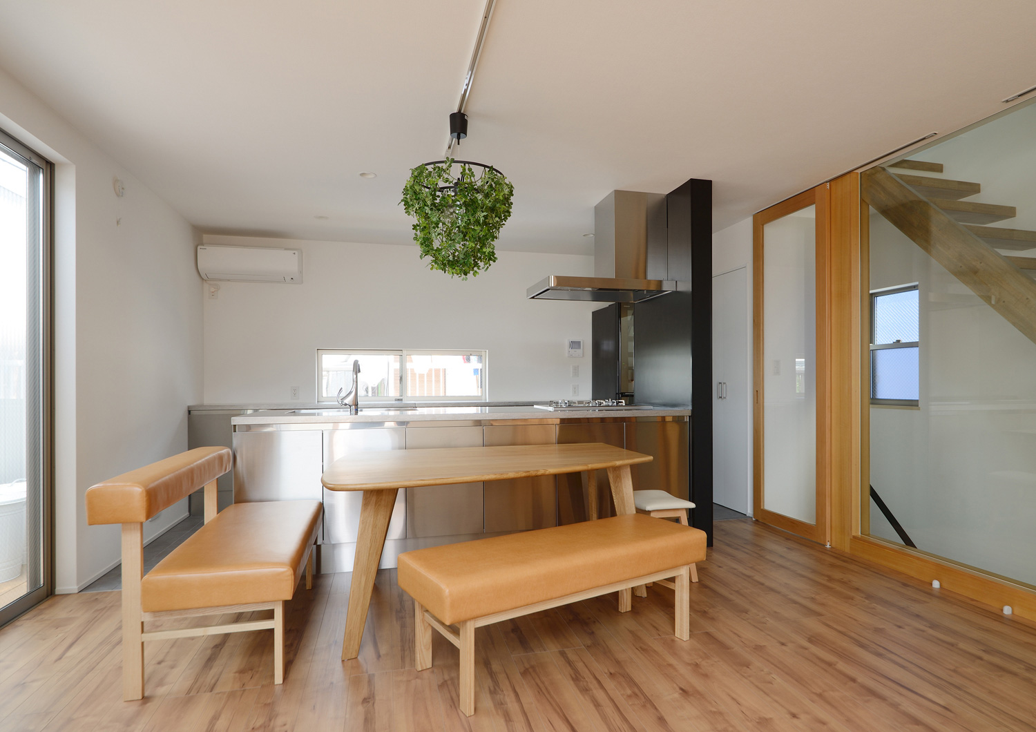 木のダイニングテーブルや木のベンチを置いた温かみのあるLDK・デザイン住宅 注文住宅・デザイン住宅建築実例_『CASE498 シロイイエ』_LDK