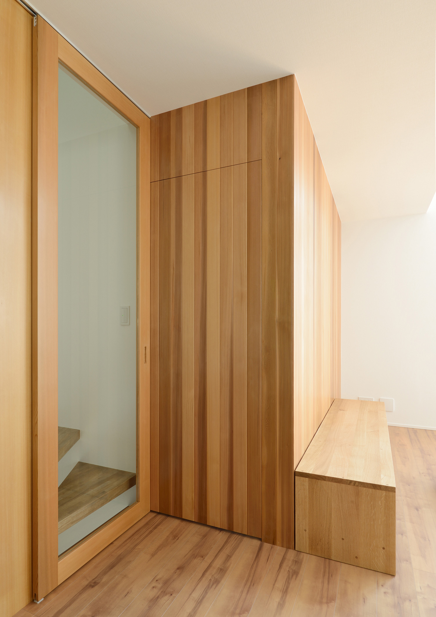 木のアクセントウォールに隠し扉を取り付けたLDK・デザイン住宅 注文住宅・デザイン住宅建築実例_『CASE498 シロイイエ』_LDK