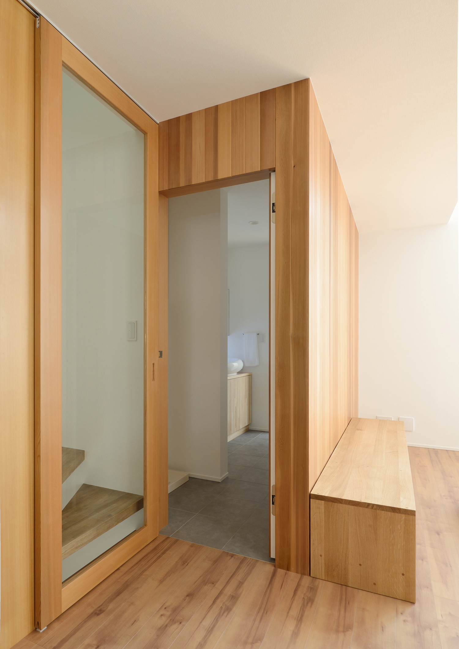 隠し部屋のような洗面所と繋がるLDK・デザイン住宅 注文住宅・デザイン住宅建築実例_『CASE498 シロイイエ』_LDK