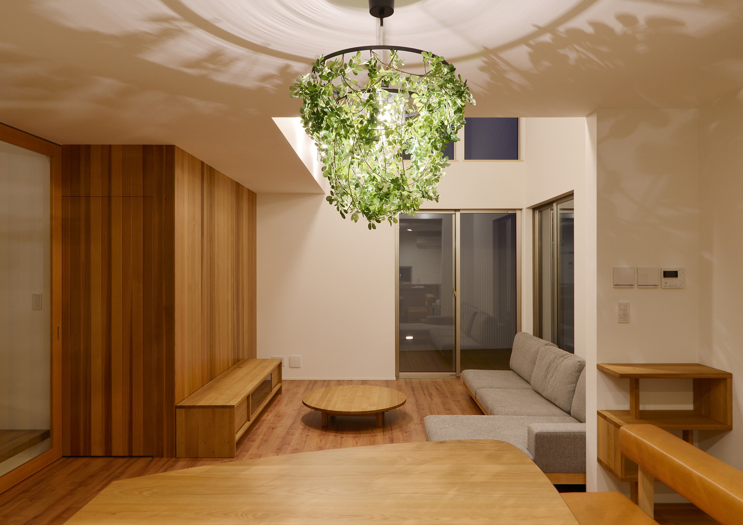 観葉植物を取り付けた間接照明があるおしゃれなLDK・デザイン住宅 注文住宅・デザイン住宅建築実例_『CASE498 シロイイエ』_LDK