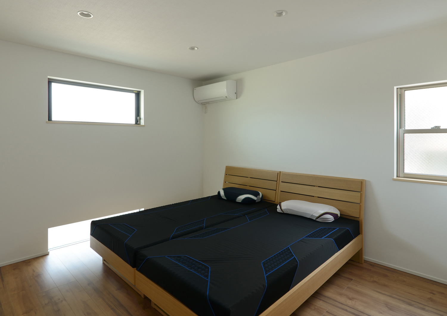 地窓やスリット窓を取り付けたシンプルな寝室・デザイン住宅 注文住宅・デザイン住宅建築実例_『CASE498 シロイイエ』_寝室