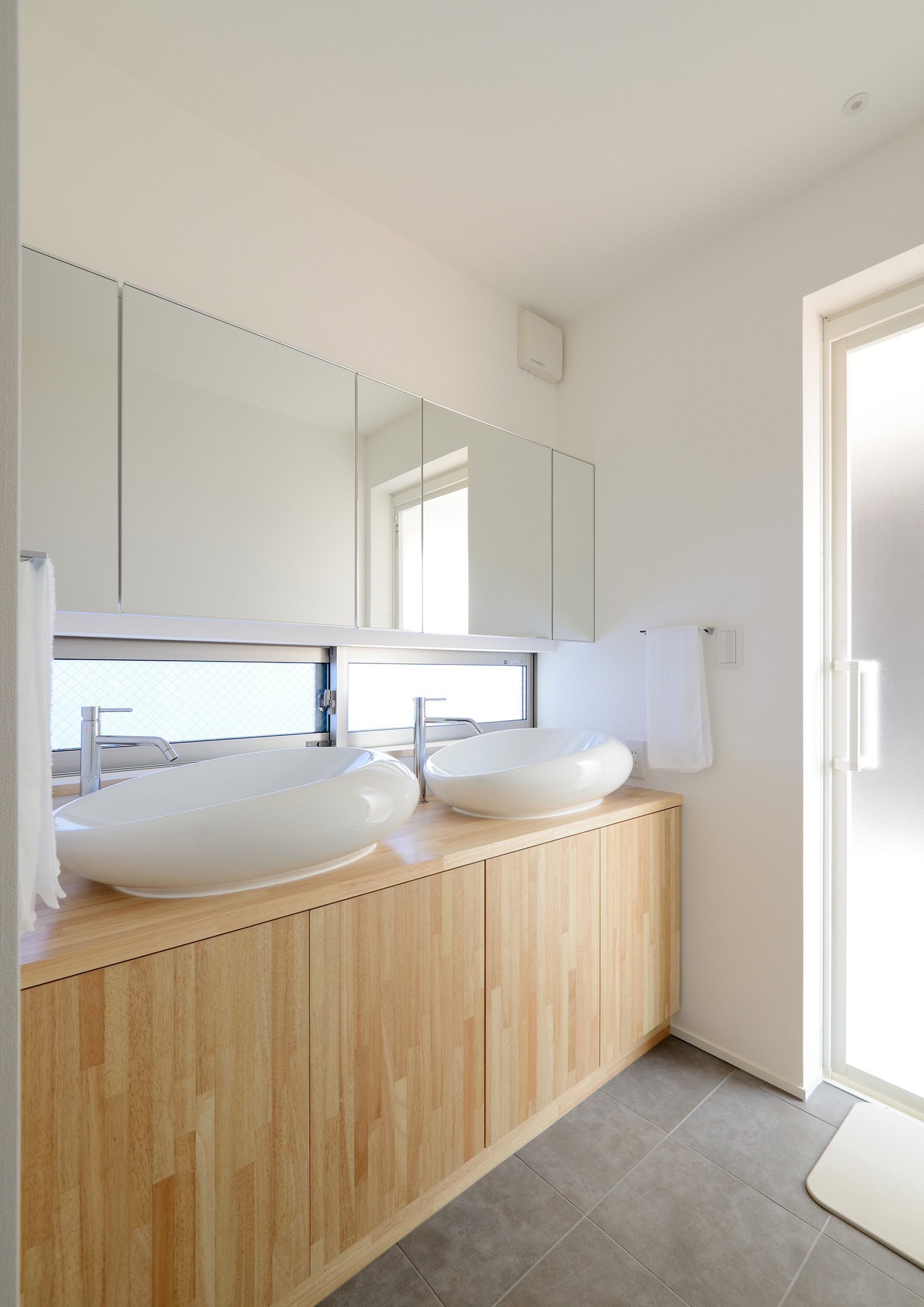 丸い洗面ボウルを二つ並べた広い洗面所・デザイン住宅 注文住宅・デザイン住宅建築実例_『CASE498 シロイイエ』_浴室・洗面所