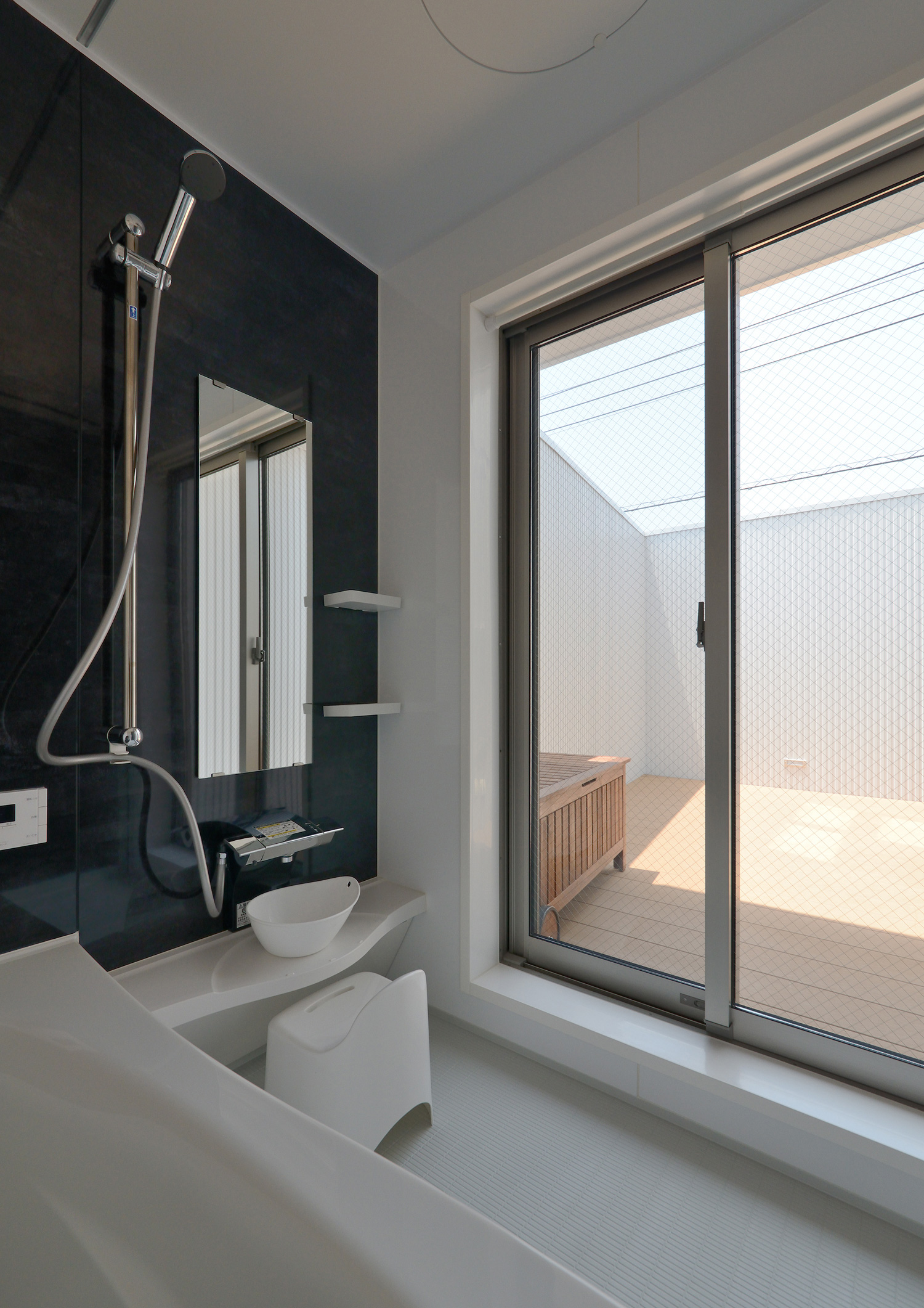 ウッドデッキのテラスと繋がる浴室・デザイン住宅 注文住宅・デザイン住宅建築実例_『CASE498 シロイイエ』_浴室・洗面所