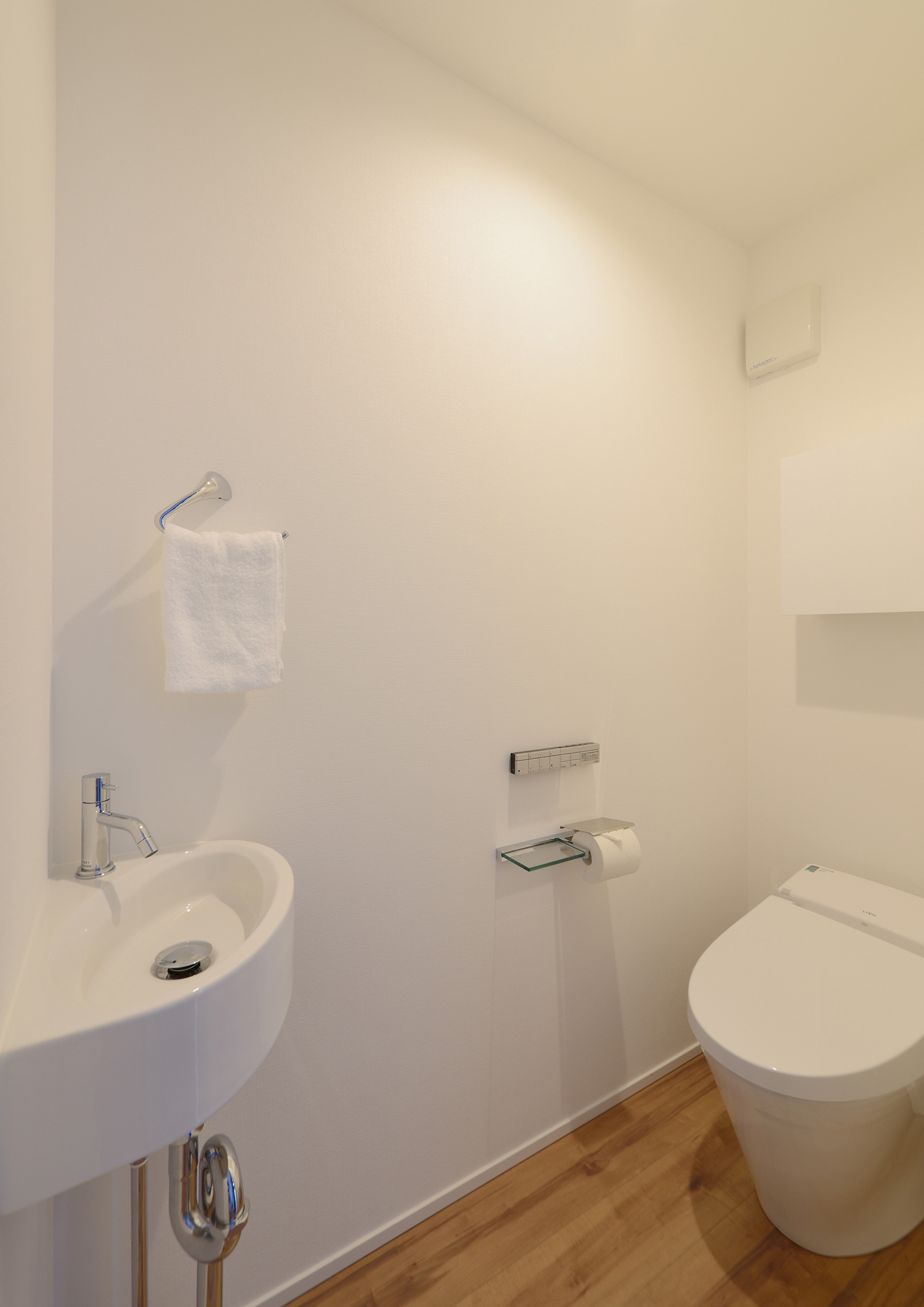 薄型手洗いのあるシンプルなトイレ・デザイン住宅 注文住宅・デザイン住宅建築実例_『CASE498 シロイイエ』_トイレ