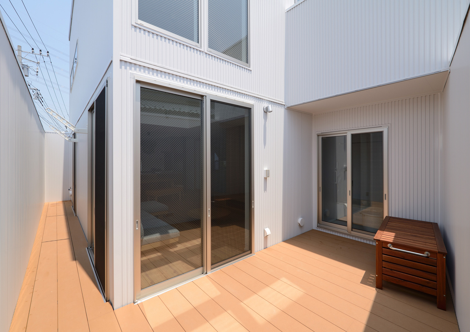 物干し金具を取り付けたウッドデッキのテラス・デザイン住宅 注文住宅・デザイン住宅建築実例_『CASE498 シロイイエ』_テラス・バルコニー