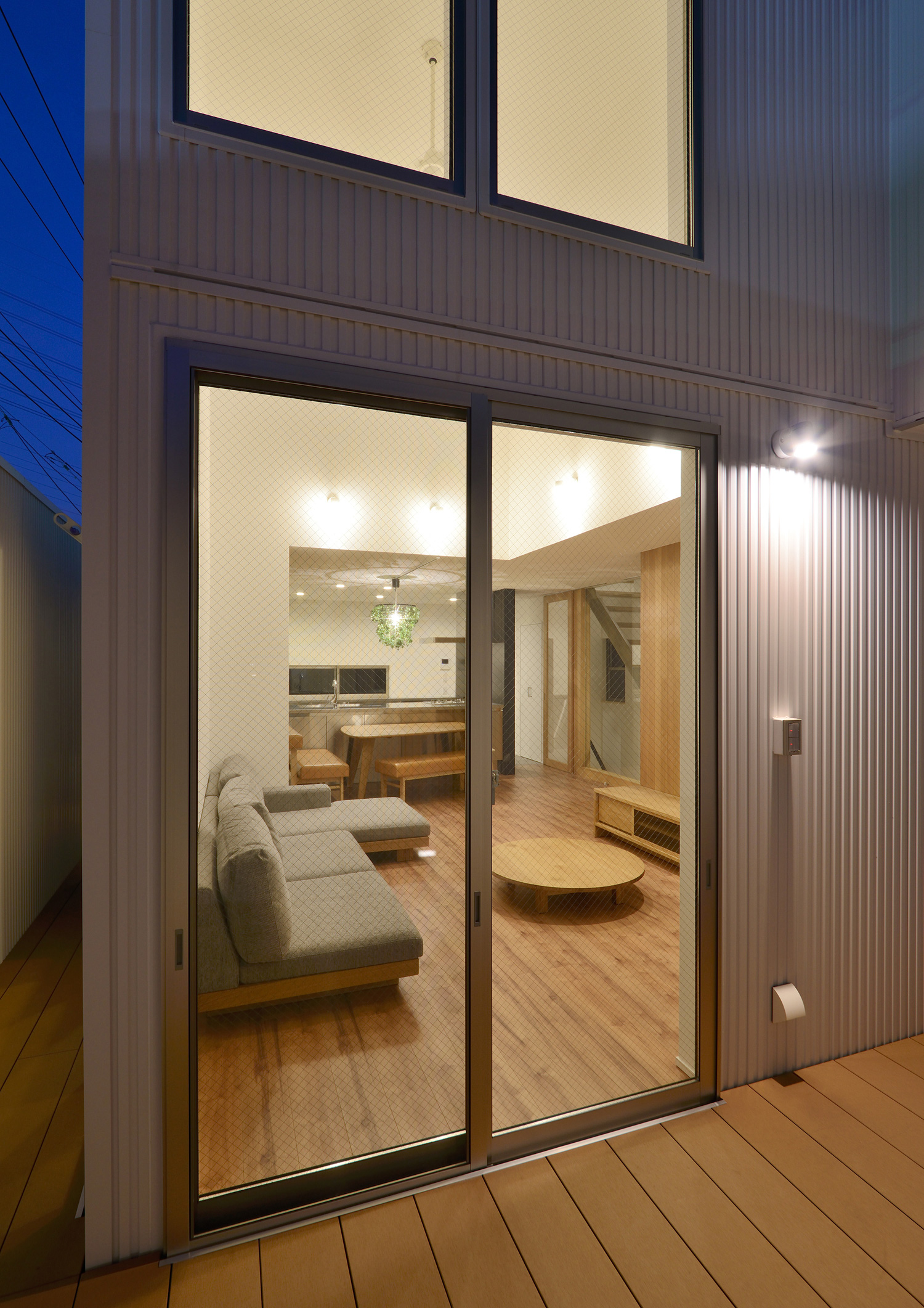 ウッドデッキのテラスからLDKをみた様子・デザイン住宅 注文住宅・デザイン住宅建築実例_『CASE498 シロイイエ』_テラス・バルコニー