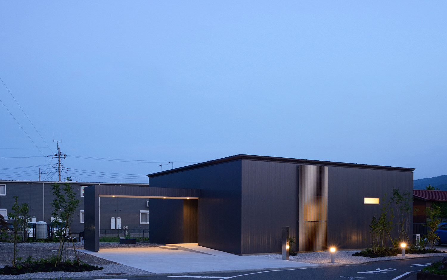 家の前に植栽や間接照明を取り付けたおしゃれな平屋の外観・デザイン住宅 注文住宅・デザイン住宅建築実例_『CASE508 Slither Link』_外観