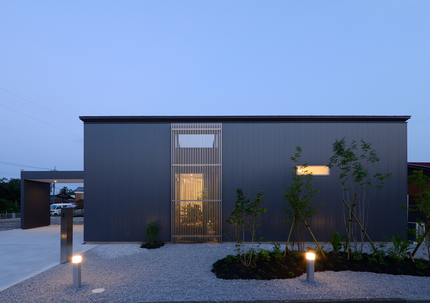 植栽や間接照明のある砂利敷きの庭がある黒い外壁の平屋・デザイン住宅 注文住宅・デザイン住宅建築実例_『CASE508 Slither Link』_外観