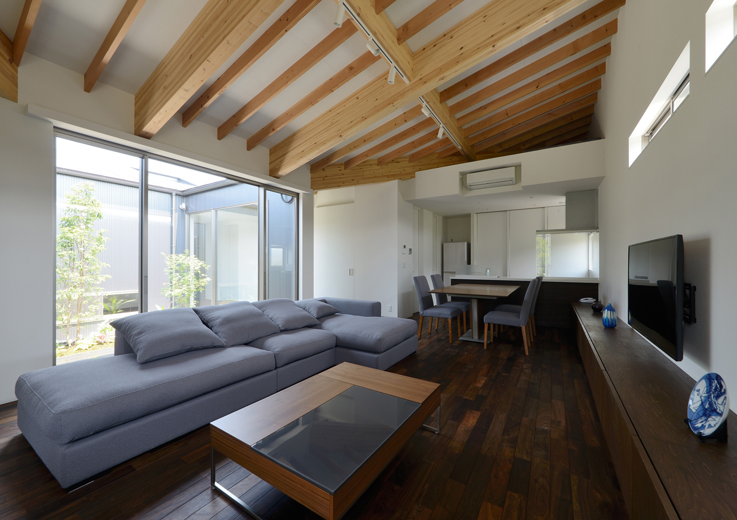 中庭に面した窓がある高天井で梁見せ天井のLDK・デザイン住宅 注文住宅・デザイン住宅建築実例_『CASE508 Slither Link』_LDK