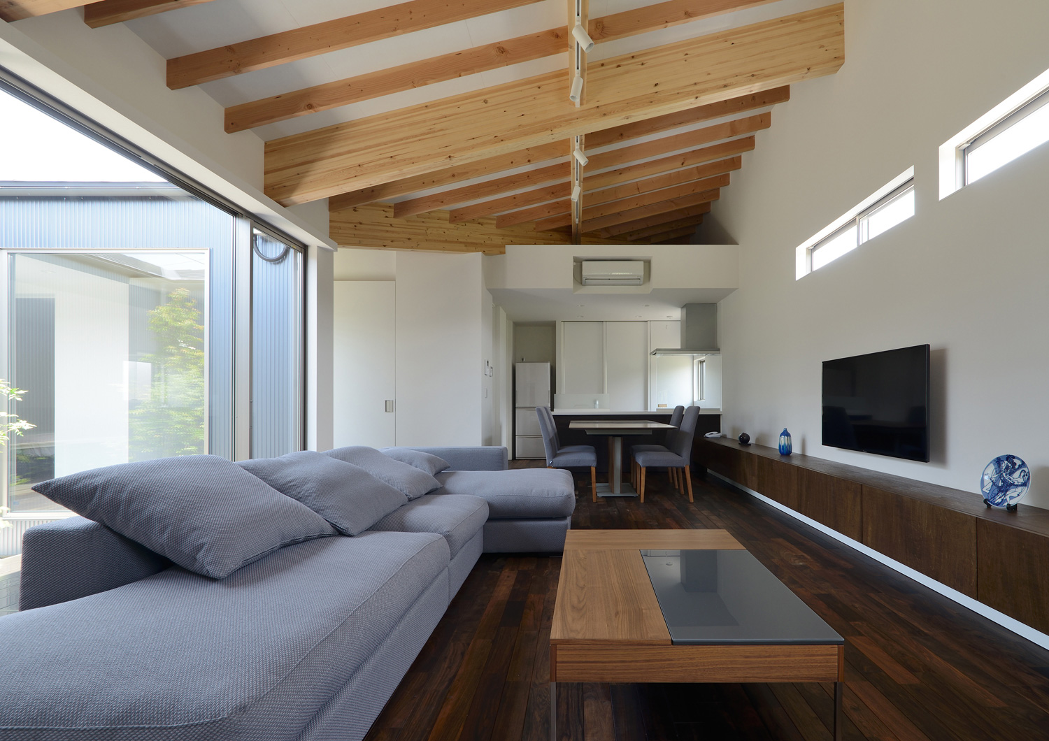 大きな窓とスリット窓がある梁見せ天井のLDK・デザイン住宅 注文住宅・デザイン住宅建築実例_『CASE508 Slither Link』_LDK