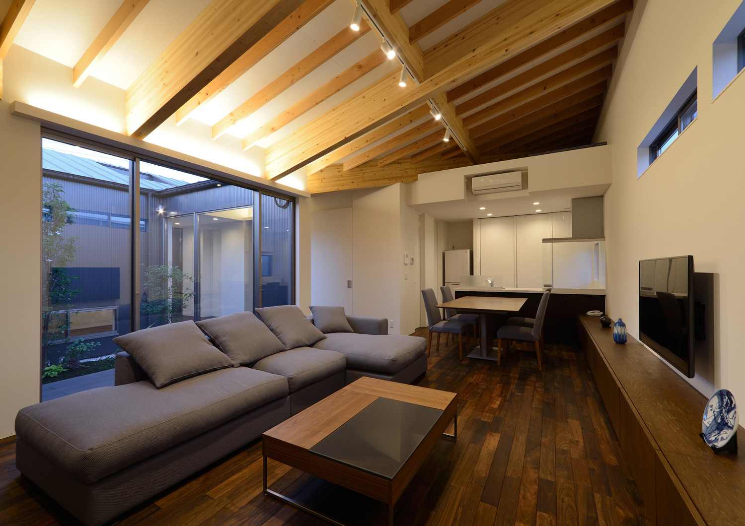 梁見せ天井に間接照明やスポットライトを取り付けたおしゃれなLDK・デザイン住宅 注文住宅・デザイン住宅建築実例_『CASE508 Slither Link』_LDK