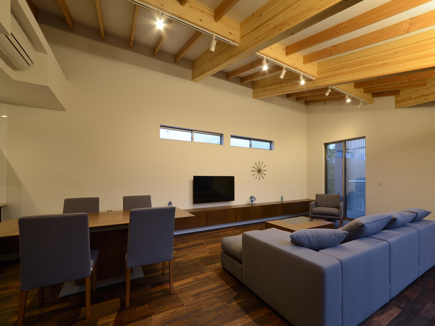 梁にスポットライトを取り付けた高天井のナチュラルなLDK・デザイン住宅 注文住宅・デザイン住宅建築実例_『CASE508 Slither Link』_LDK