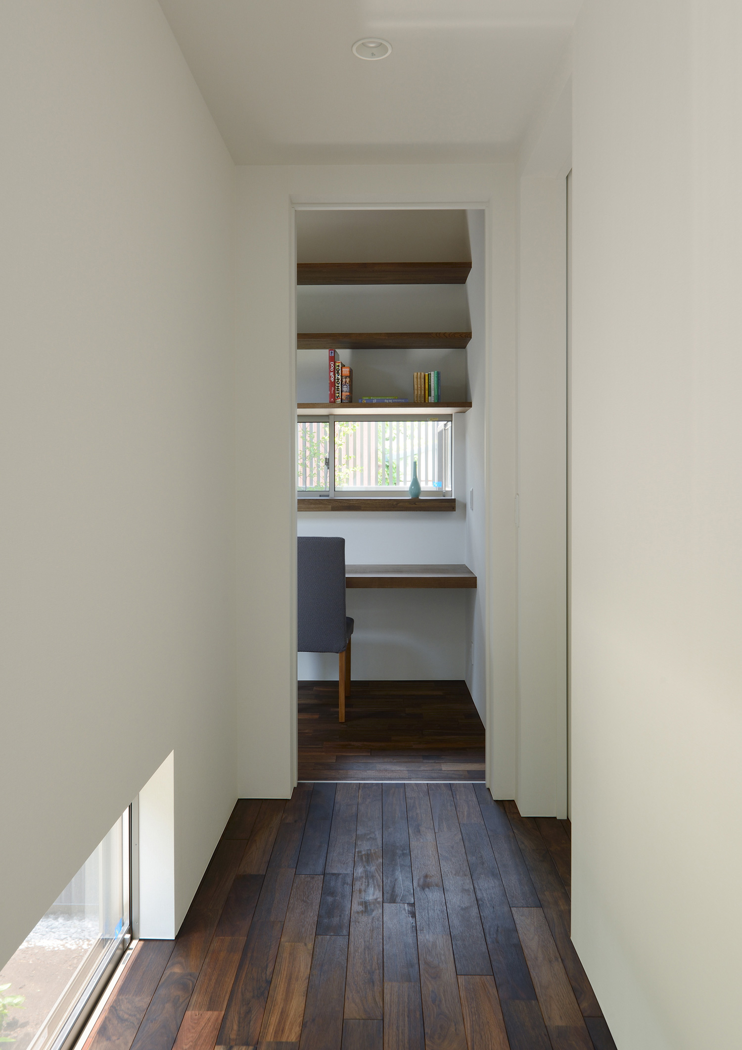 地窓のある廊下から壁付けデスクの書斎が見える様子・デザイン住宅 注文住宅・デザイン住宅建築実例_『CASE508 Slither Link』_廊下