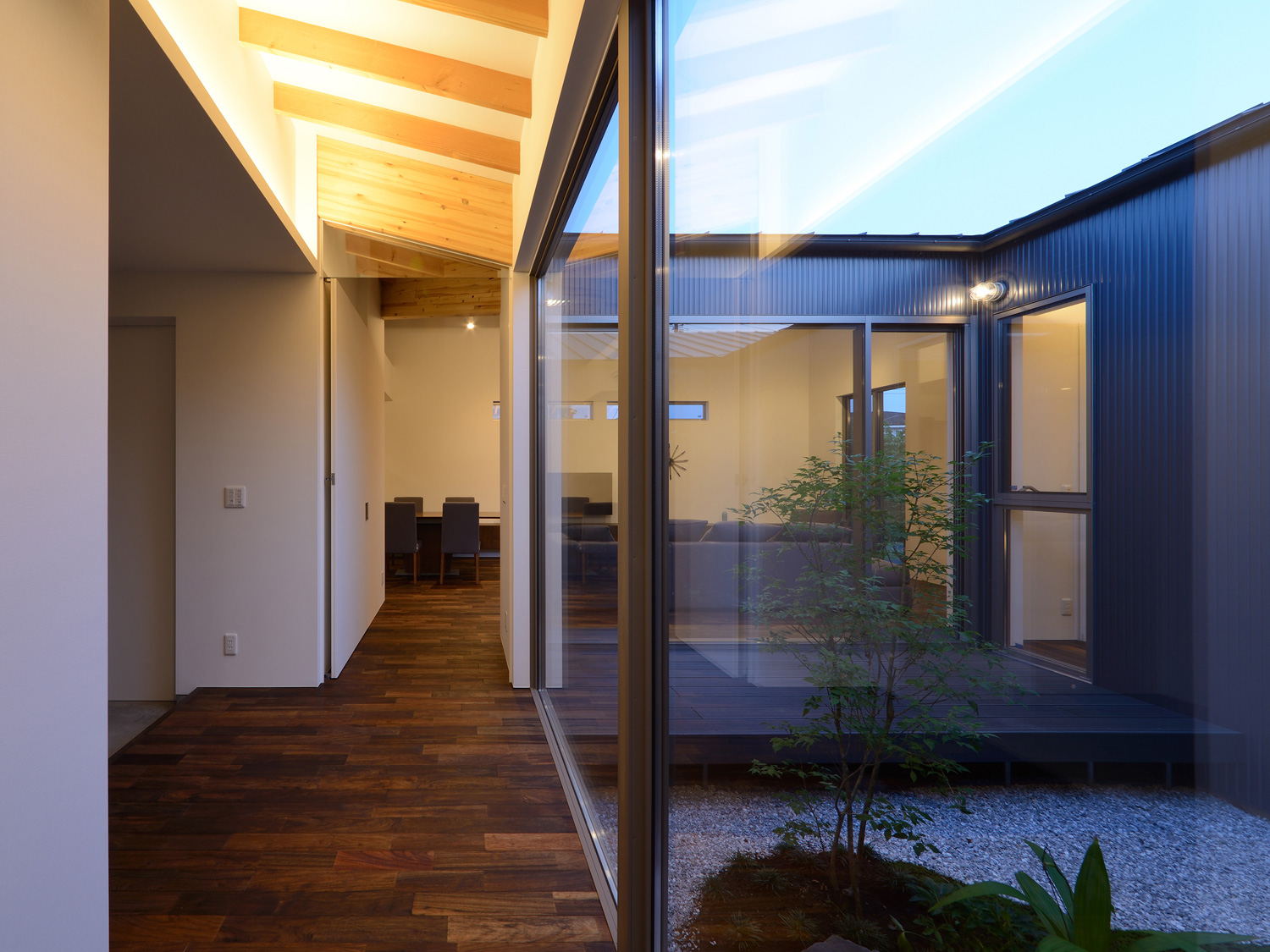 天井の化粧梁に間接照明を取り付けた、中庭に面した廊下・デザイン住宅 注文住宅・デザイン住宅建築実例_『CASE508 Slither Link』_廊下