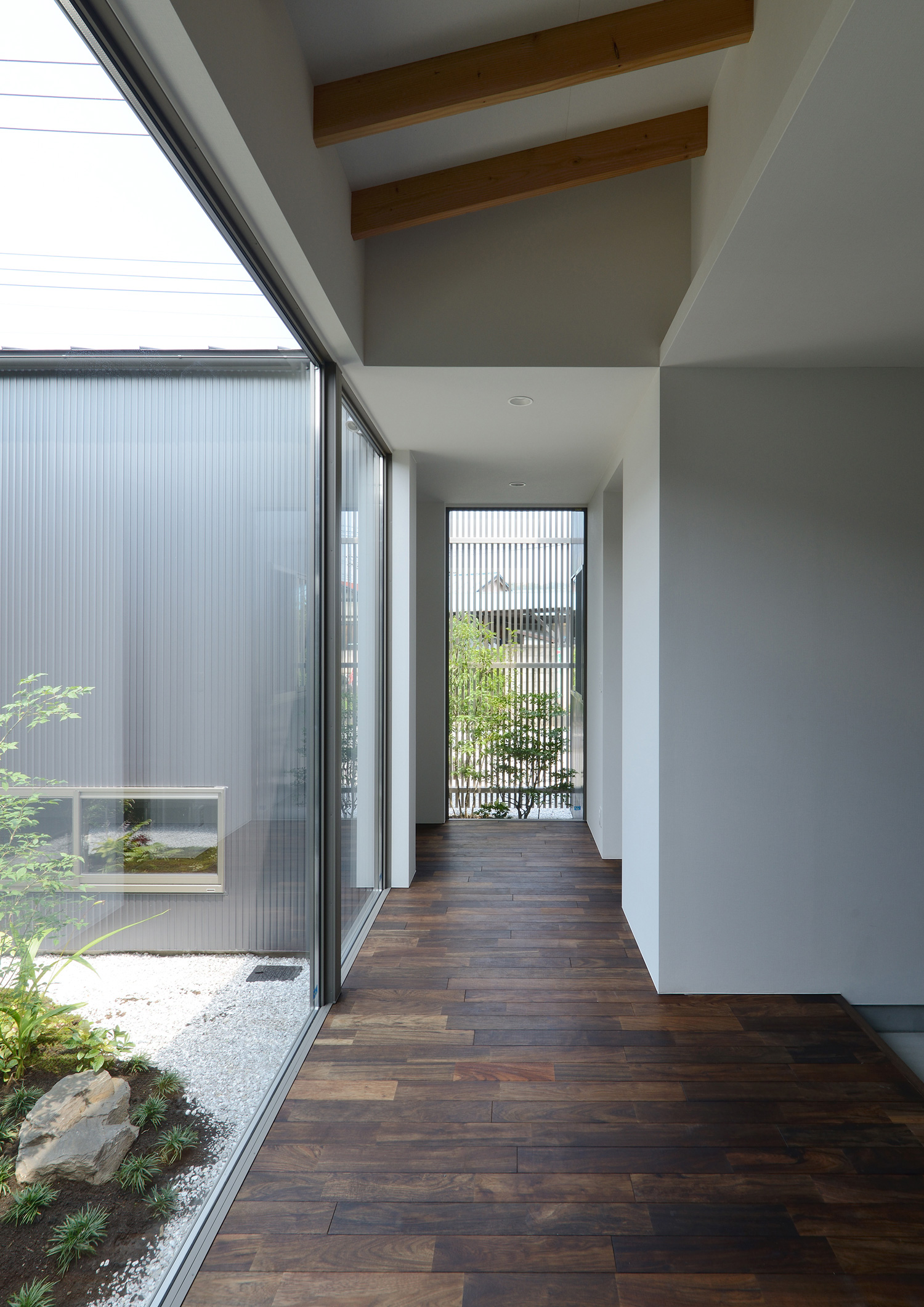 突き当りにも窓がある大開口窓に面した廊下・デザイン住宅 注文住宅・デザイン住宅建築実例_『CASE508 Slither Link』_廊下