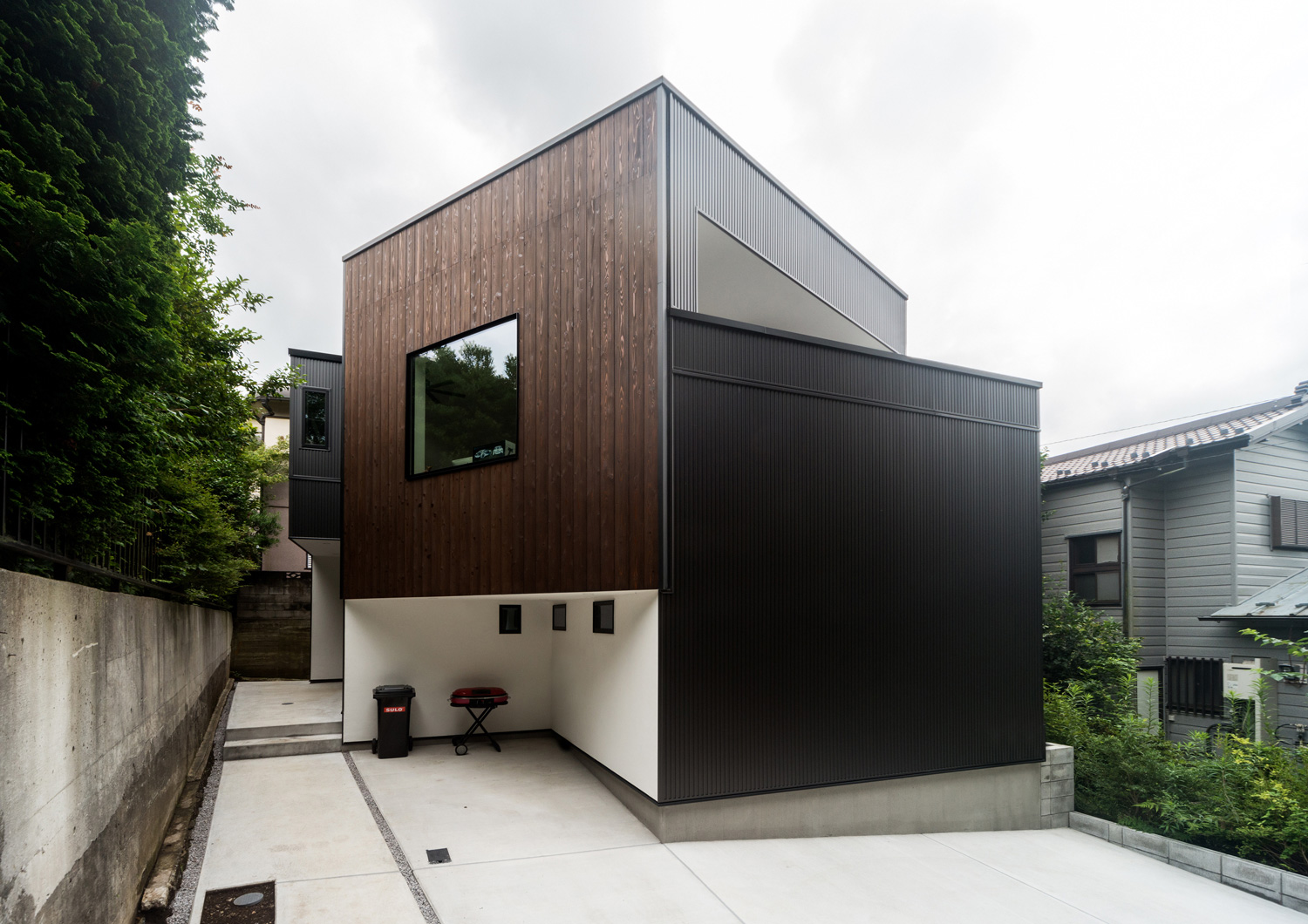 黒い外壁と木材の外壁が組み合わさったおしゃれな外観・デザイン住宅 注文住宅・デザイン住宅建築実例_『CASE513 踊るハウス』_外観