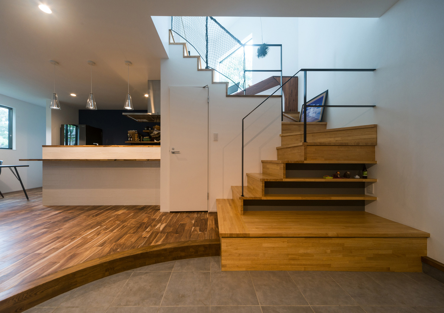 木の階段の一部が収納になっているフロア・デザイン住宅 注文住宅・デザイン住宅建築実例_『CASE513 踊るハウス』_階段