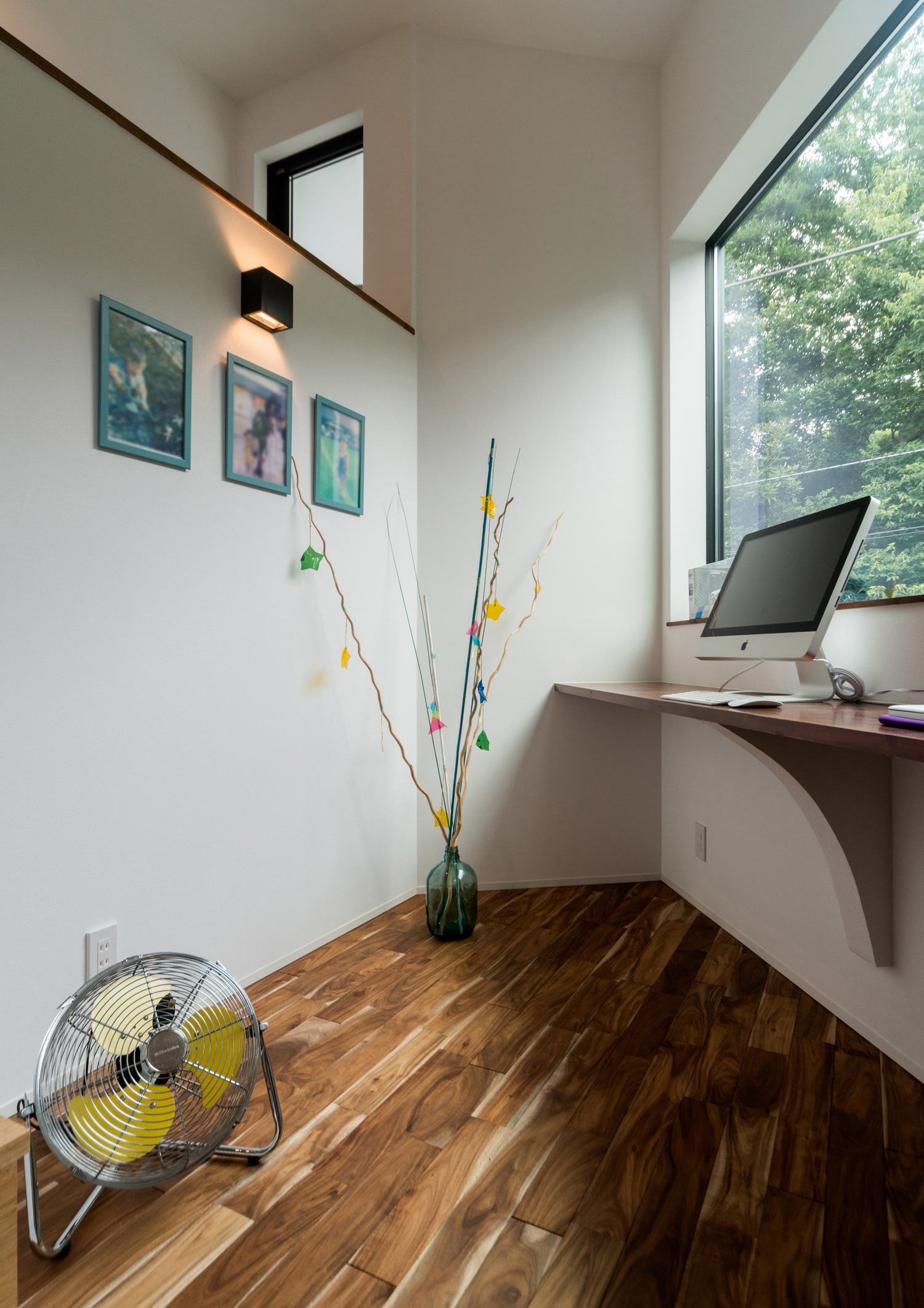 窓から緑が見える壁付けデスクのある書斎・デザイン住宅 注文住宅・デザイン住宅建築実例_『CASE513 踊るハウス』_書斎