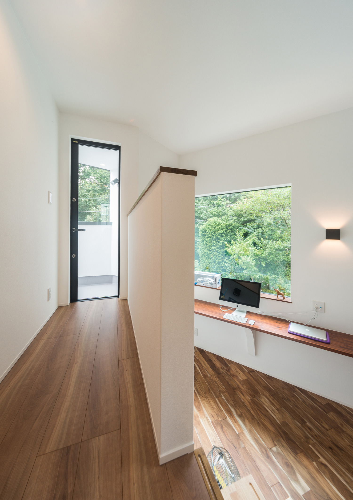 廊下と書斎が壁で仕切られた空間・デザイン住宅 注文住宅・デザイン住宅建築実例_『CASE513 踊るハウス』_書斎