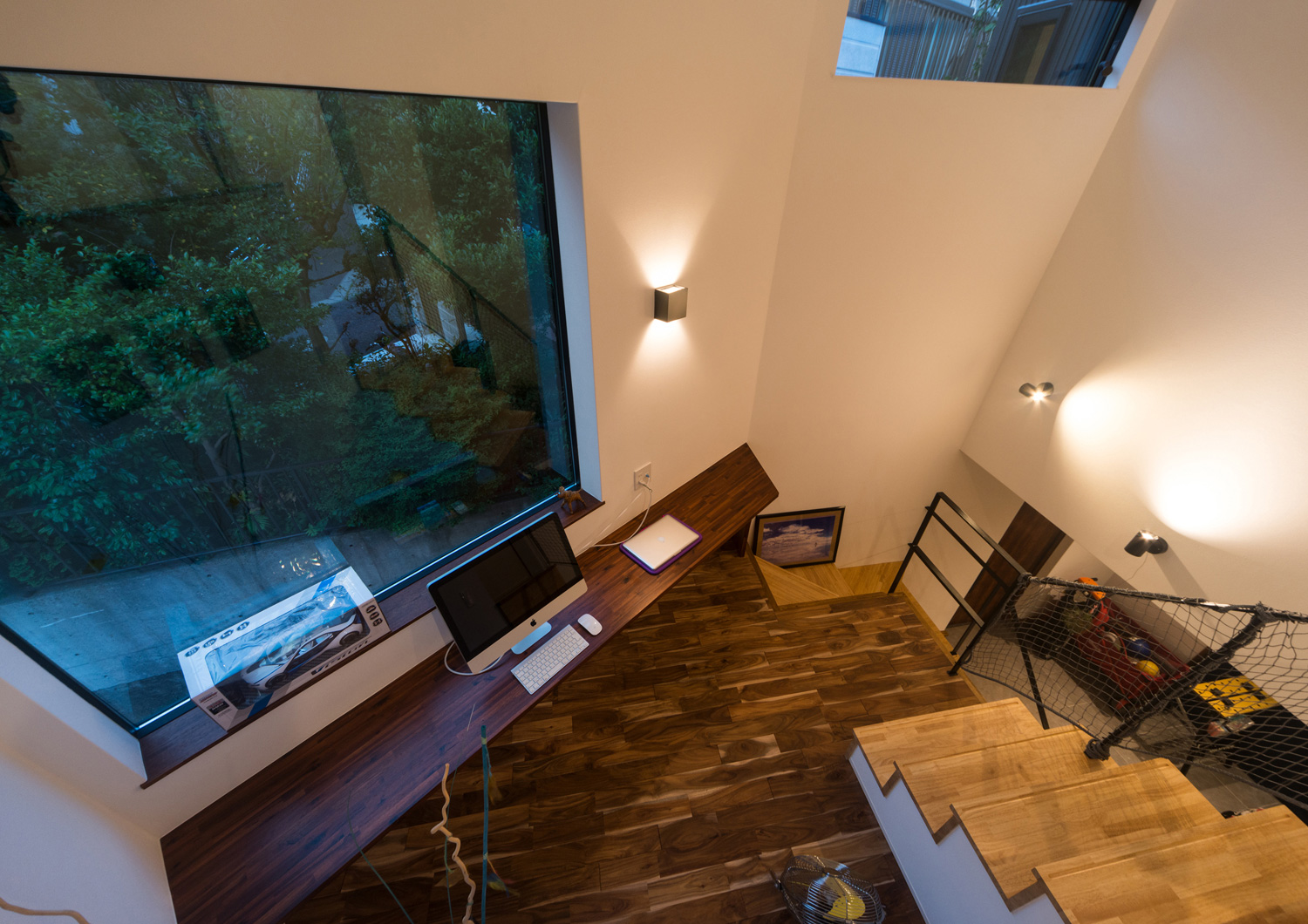 壁におしゃれな間接照明を取り付けたホテルライクな書斎・デザイン住宅 注文住宅・デザイン住宅建築実例_『CASE513 踊るハウス』_書斎