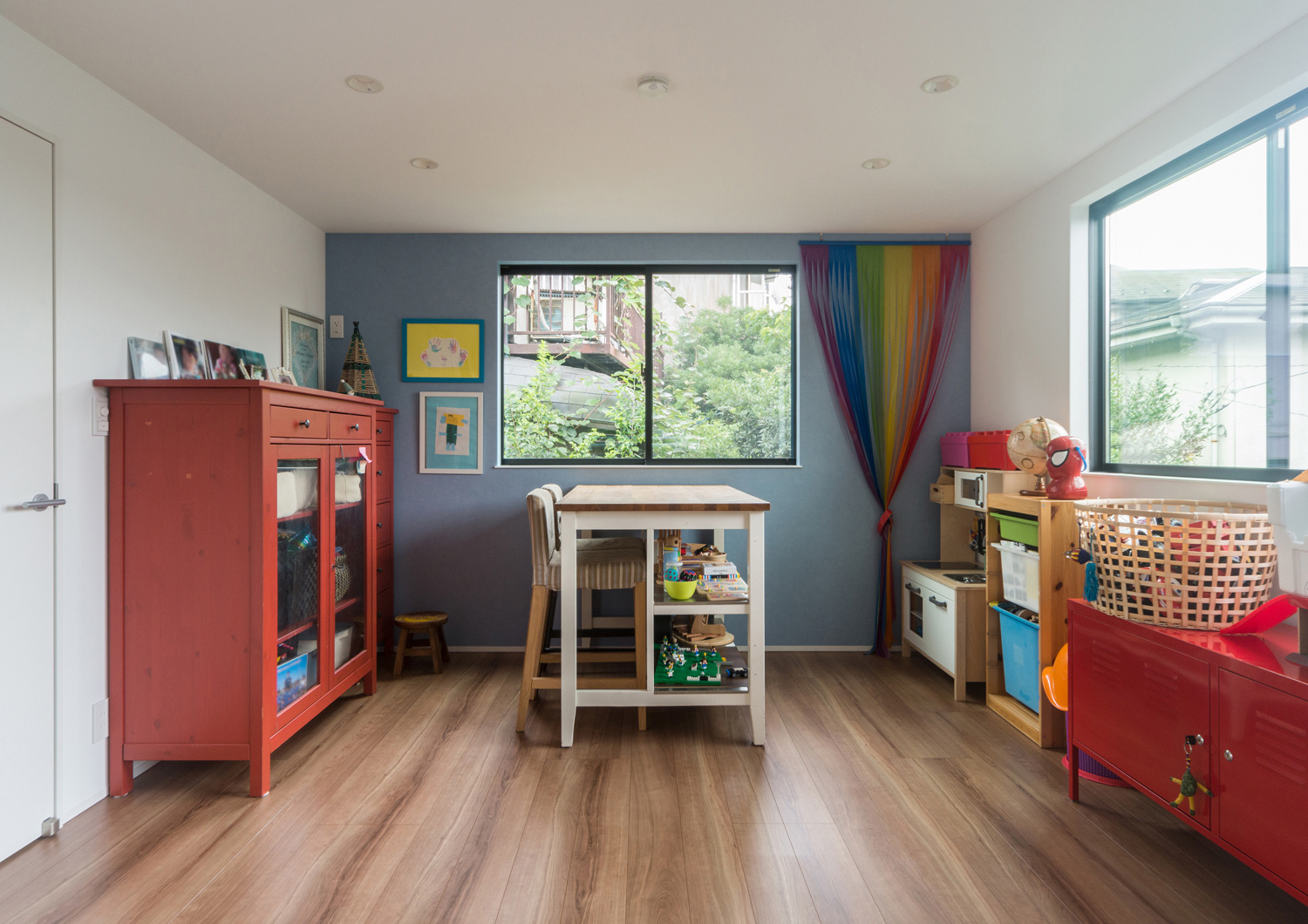 アクセントクロスやカラフルなインテリアがある子供部屋・デザイン住宅 注文住宅・デザイン住宅建築実例_『CASE513 踊るハウス』_子供部屋