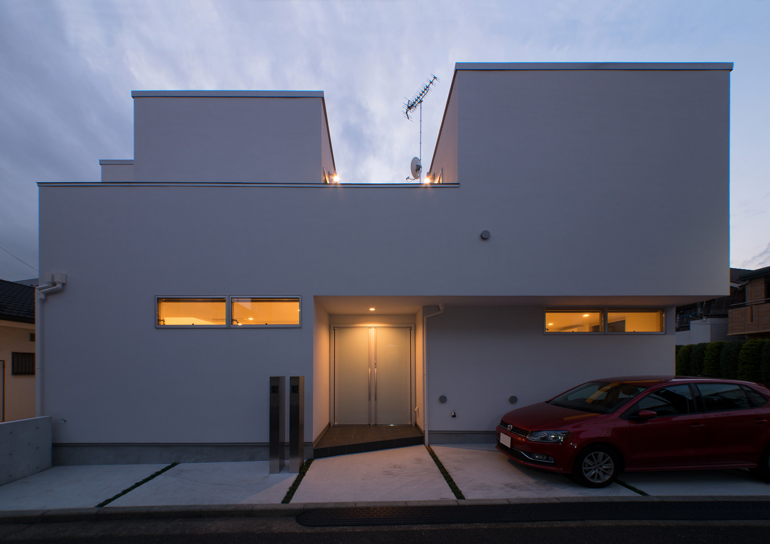 軒天井に照明を取り付けた玄関ポーチがある二世帯住宅・デザイン住宅 注文住宅・デザイン住宅建築実例_『CASE522 LAYER – HOUSE』_外観